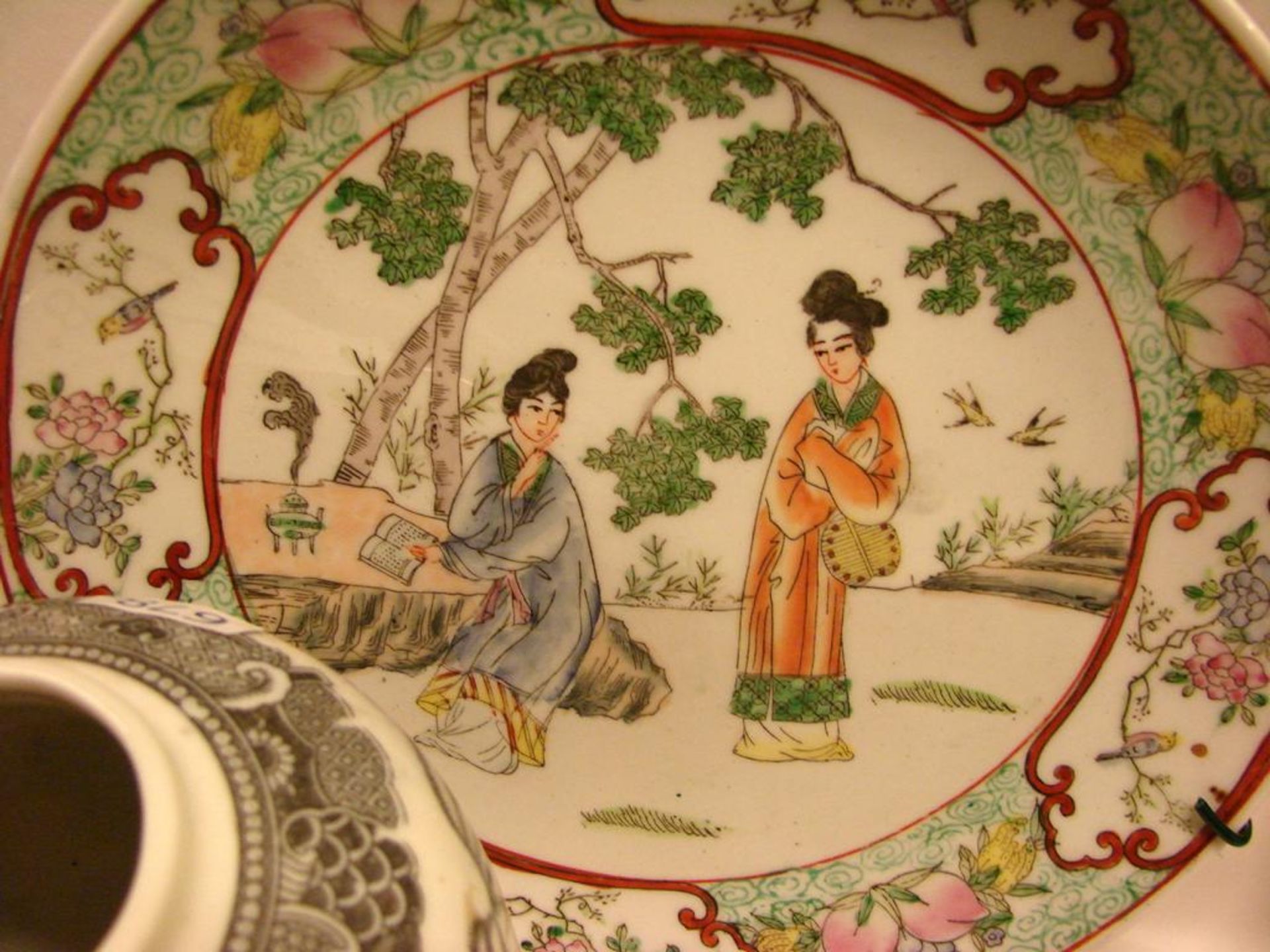 Konvulut asiatisches Porzellan, 7 Teile, 2 Teller, 3 Vasen, 2 Deckeldosen, mit farbigen Motiven - Bild 2 aus 3