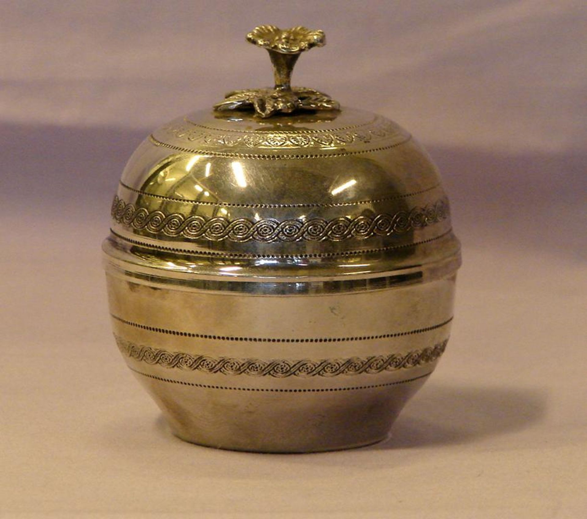 Dose, 800er Silber, ca.130 gr., innen vergoldet, Blütengriff, Höhe ca. 9 cm Dose, 800er Silber, ca.