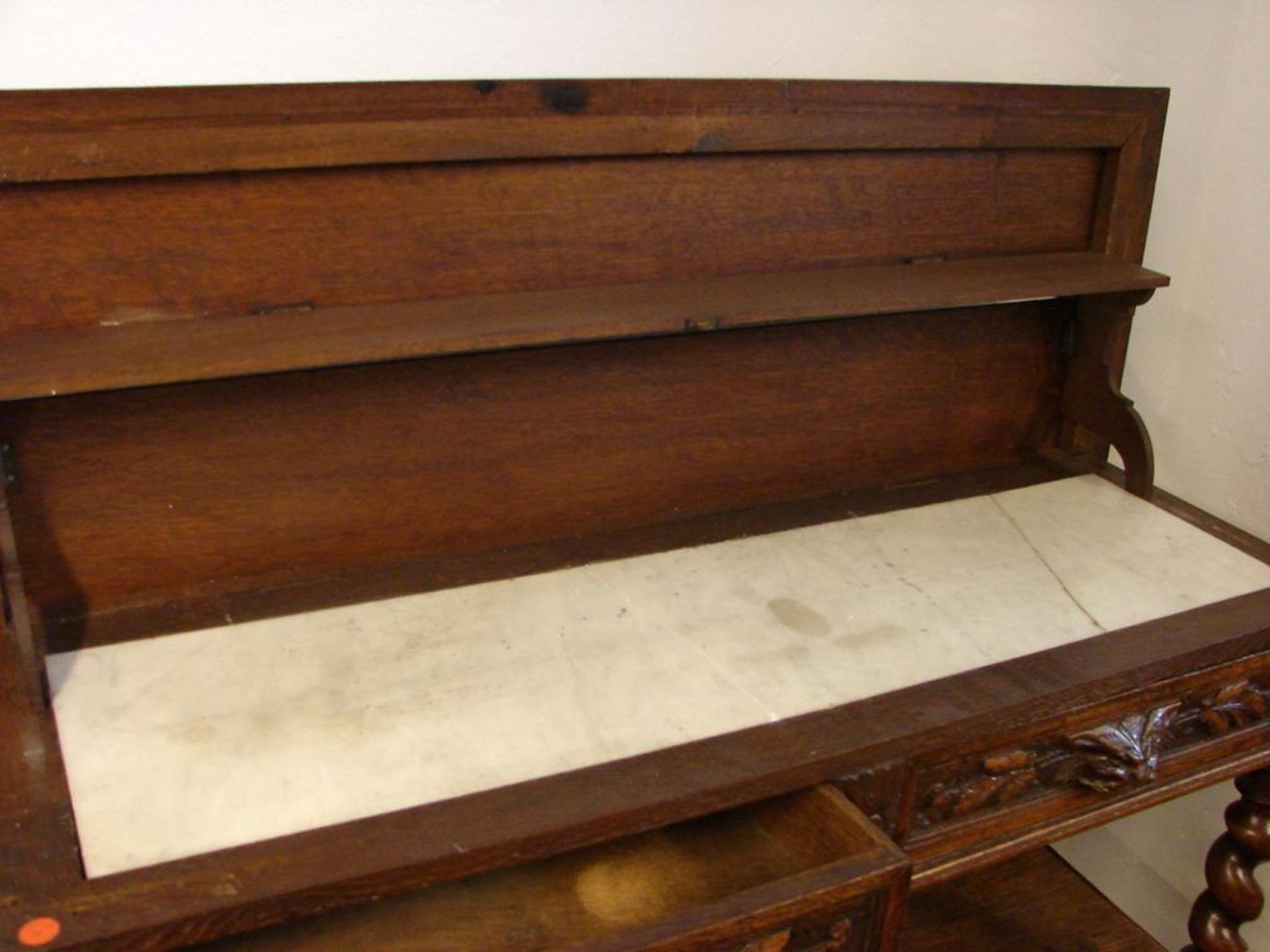 Regal, Eiche, 2 Schubladen, aufklappbarer Deckel mit 2 Böden, Marmorplatte (2 Risse), H.ca. 97, B. - Image 3 of 3