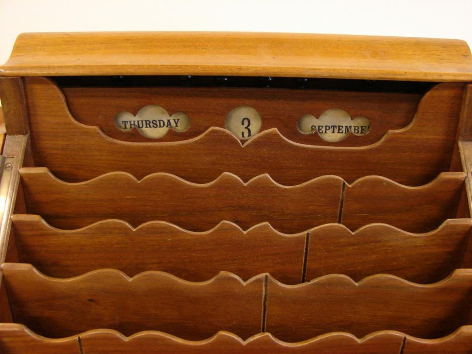 Schreibtisch-Organisator, Nussbaum, aufklappbar, Datumsanzeige, Briefpapierfächer, England, Ca. 34 - Bild 3 aus 3