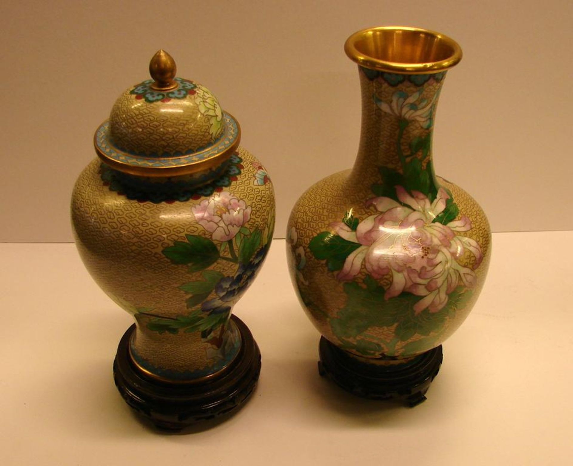 Cloisonné Deckelvase, Vase auf Stand, Höhe ca. 29, 30 cm