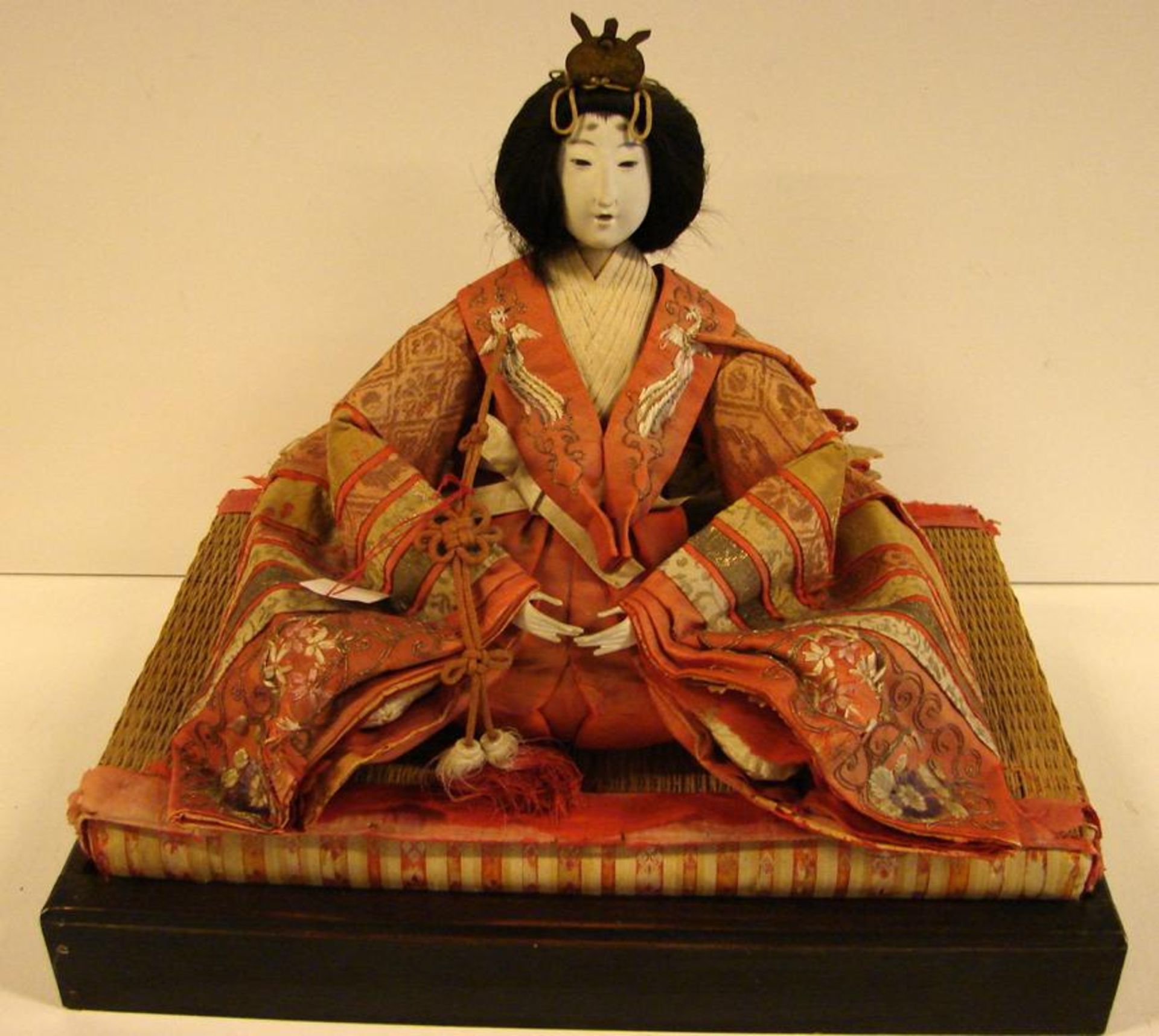 Hina Puppen, auf tatami-Sockel, auf Bastkissen, Stoff, Papier,Glasaugen?, Japan, aufwendige Kle ...