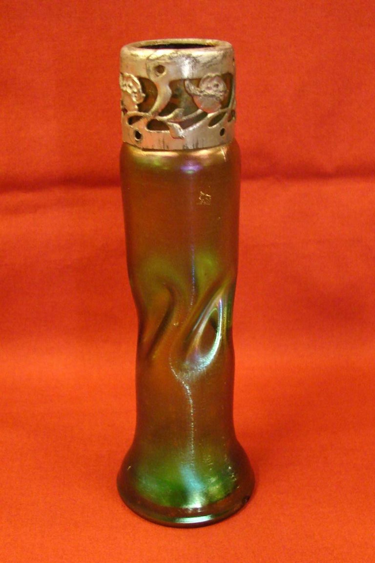 Glasvase (grün) mit Metallverzierung am Rand, Jugendstil, Höhe ca. 16 cm