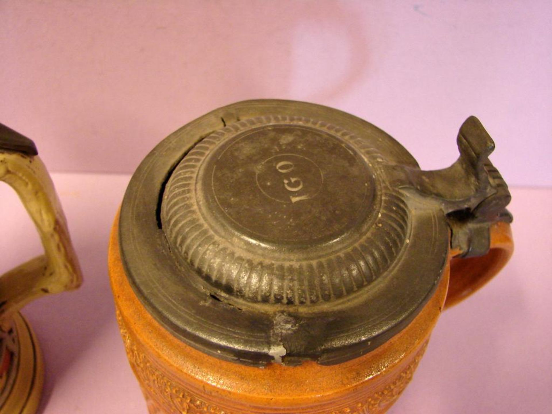 2 Krüge mit Zinndeckel, (teils beschädigt), einmal mit Trinksprüchen, H.ca. 17,22 cm - Bild 3 aus 3