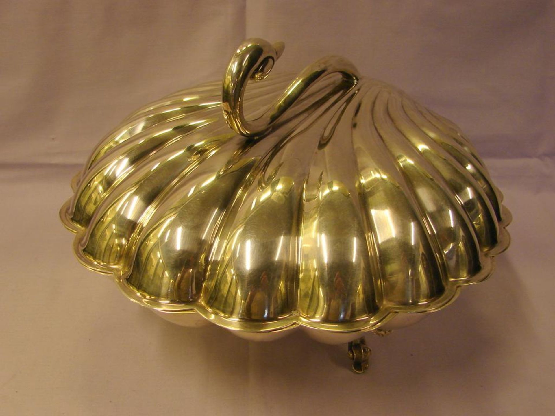 Grosse Muschelschale, aufklappbar, mit Schwanenhalsgriff, Plated, 3 Füße, ca. 30x28 cm