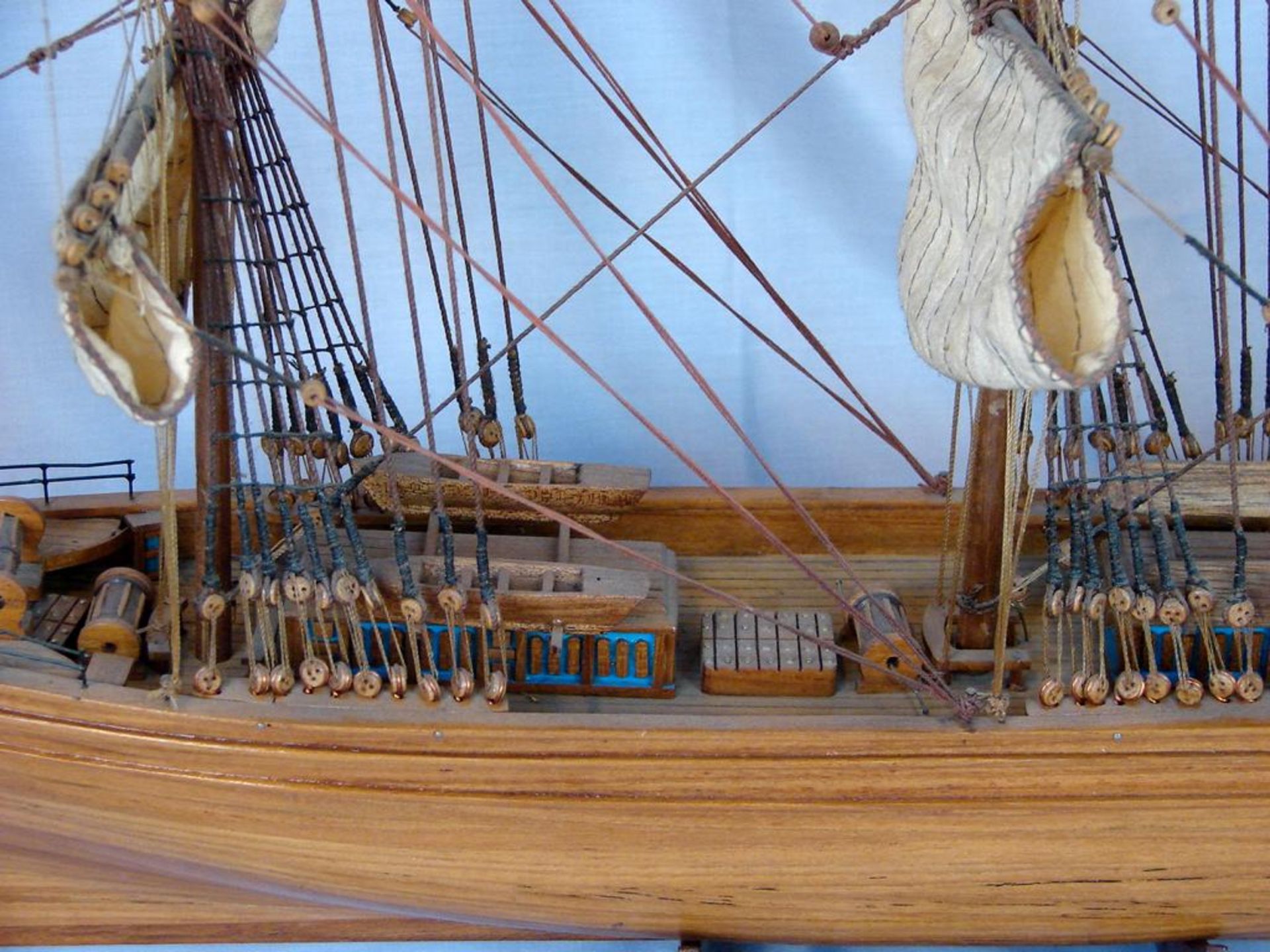 2 Holzsegelmodellschiffe; Dreimaster, "Cutty Sark 1870", L.ca. 86 und "America 1851", L. 62 cm, - Bild 4 aus 4