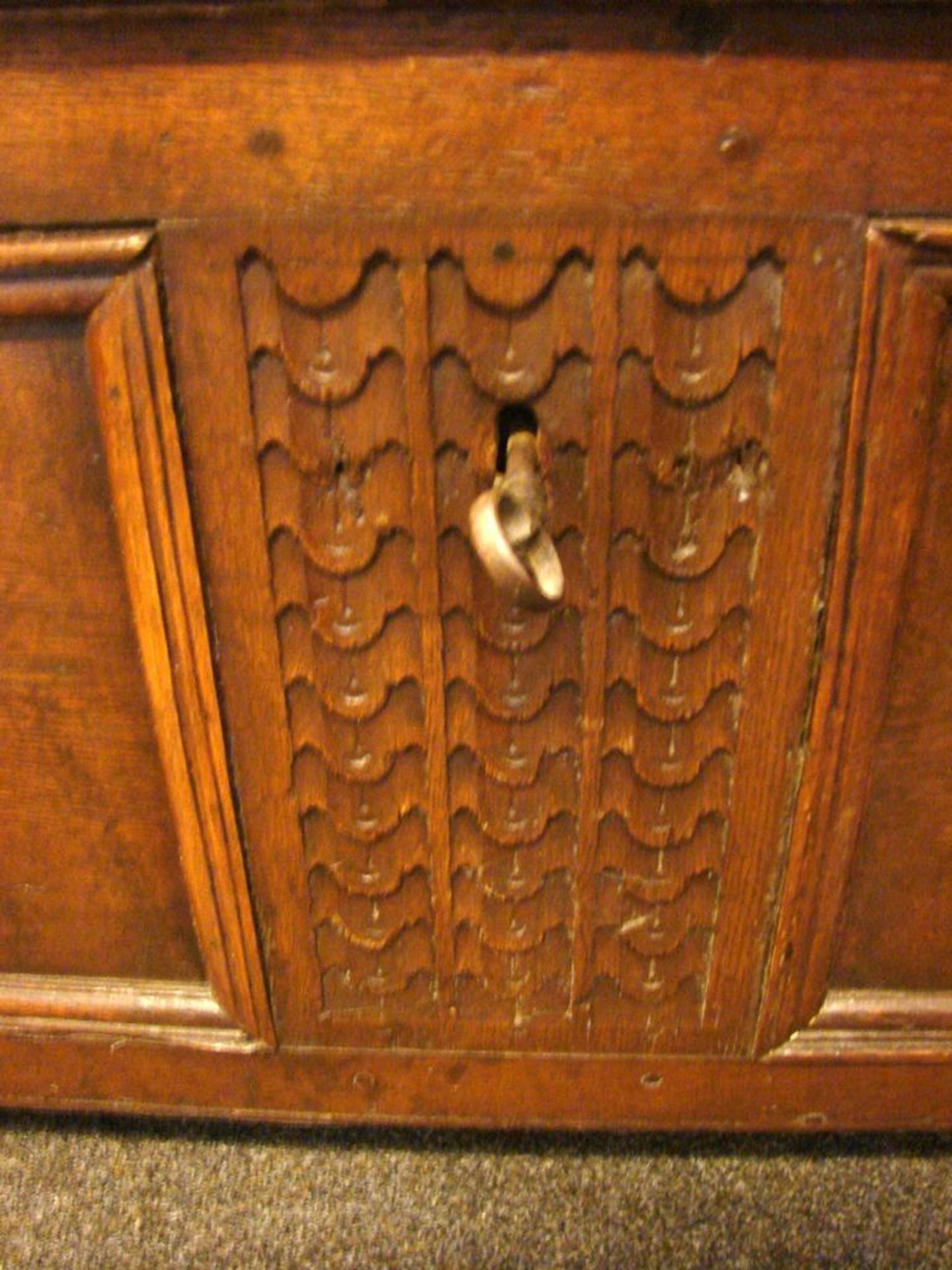 Truhe, Eiche, original Schlüssel, Höhe ca. 73, B. 128, T. 50 cm, guter Zustand - Bild 2 aus 3