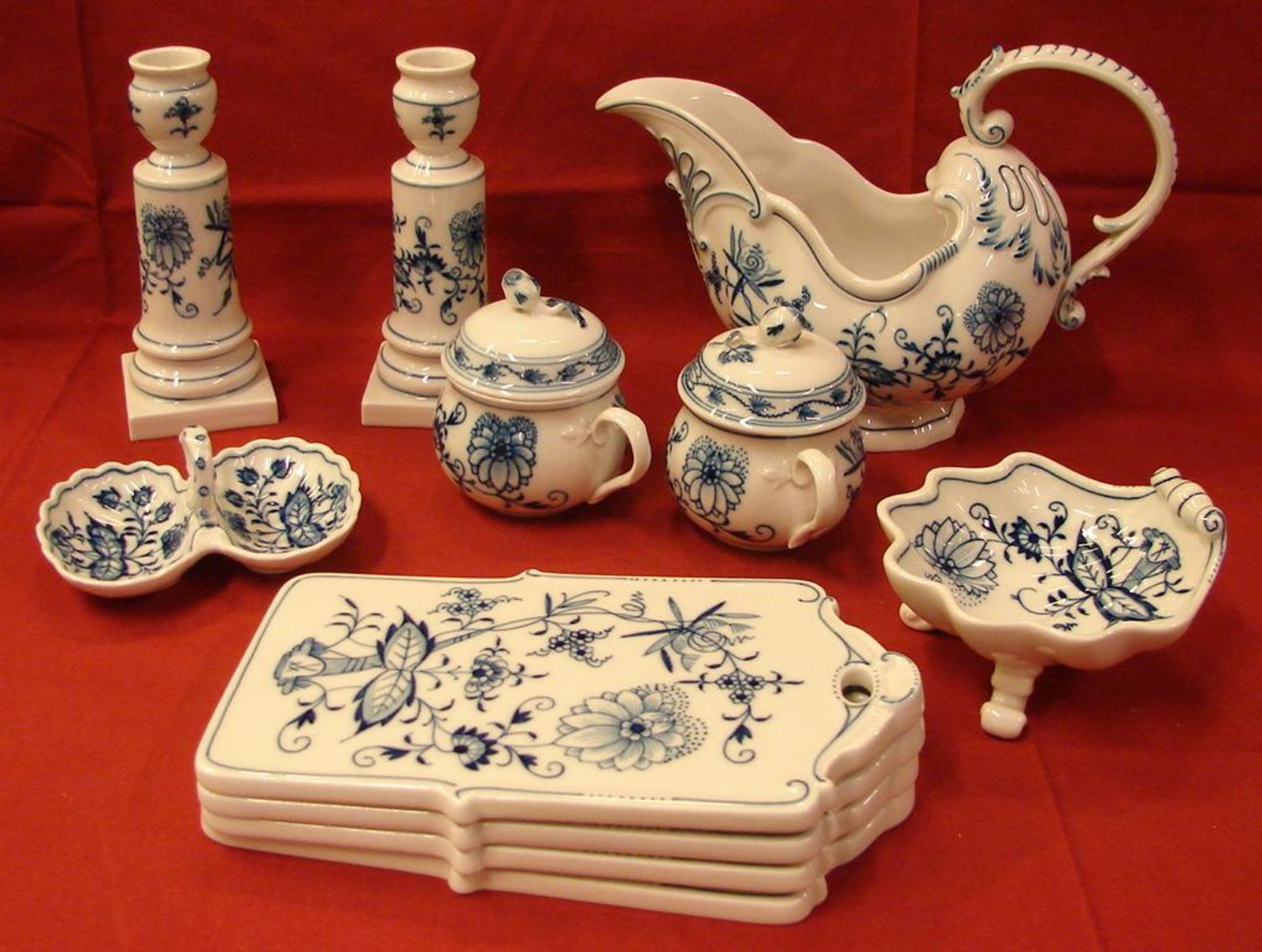 Konvolut Zwiebelmuster, Meissen, 11 Teile: 2 Kerzenleuchter, 2 Deckeldosen, grosse Sauciere, 4