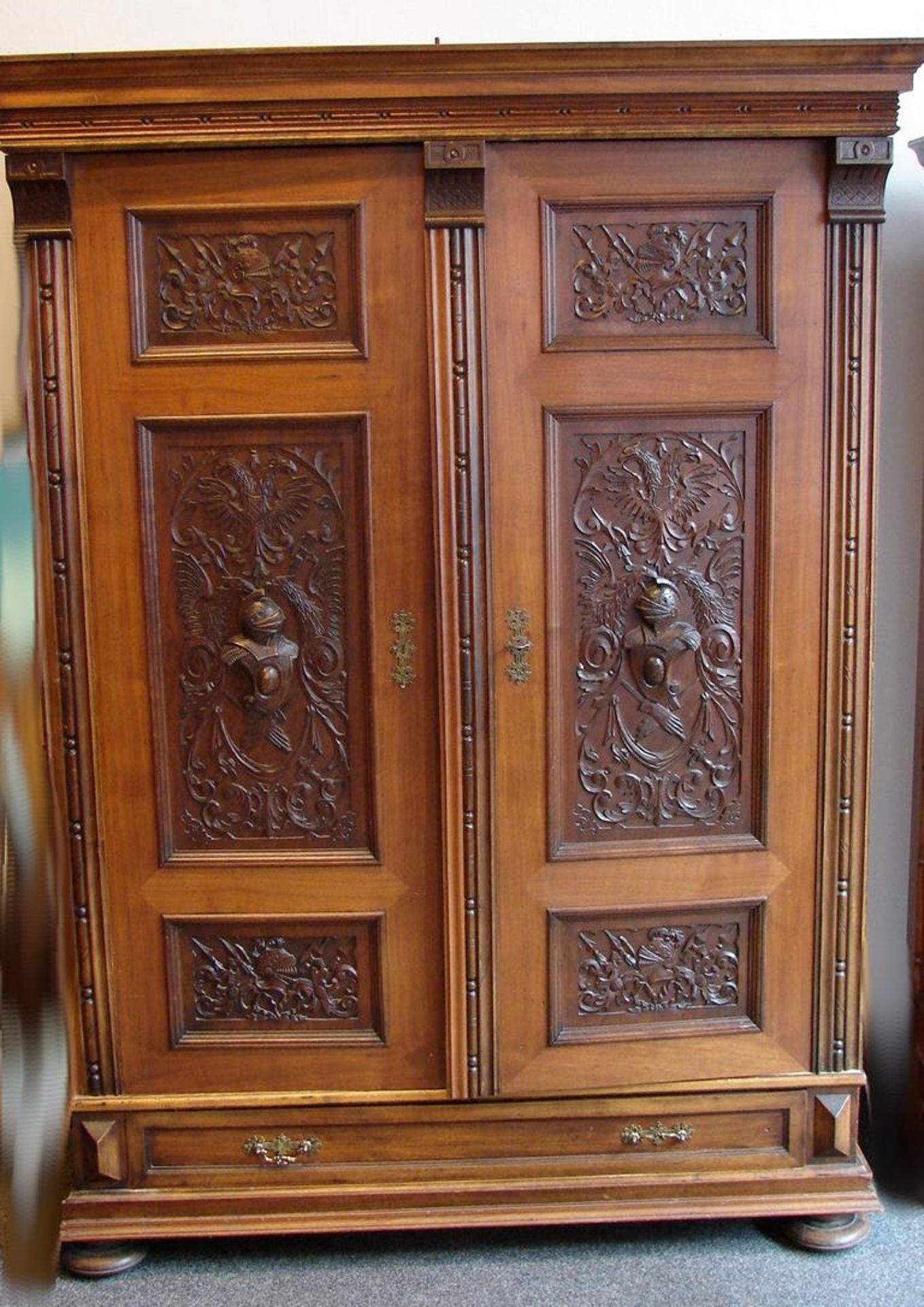 Schrank, geschnitzte Türen, verschiedene Hölzer, Höhe ca. 186, B. 134, T. 60 cm