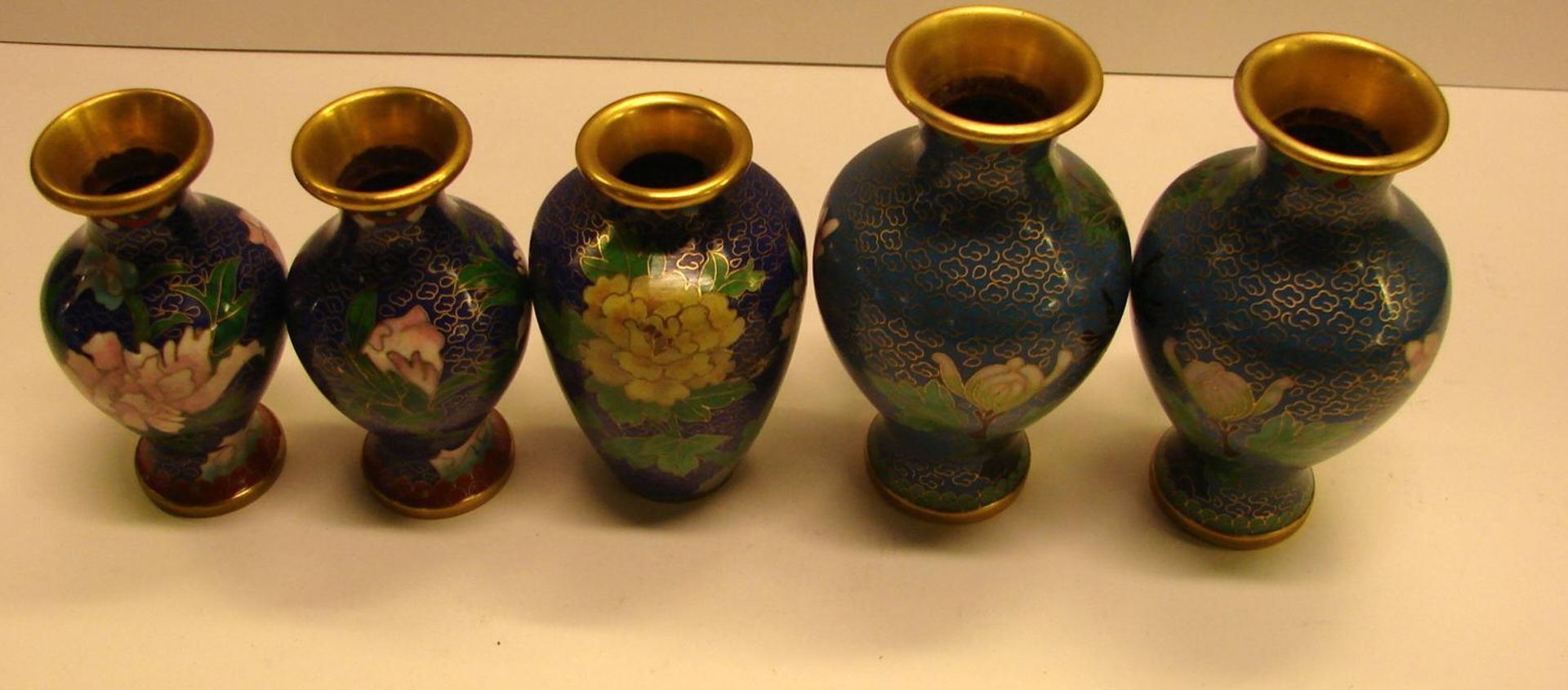 Cloisonné Vasen (5 Stück), verschiedene Höhen, ca. 11 - 13 cm