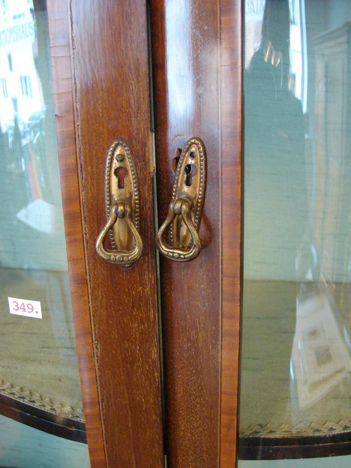 Vitrinenschrank, gebaucht, mit gewellten Glastüren, Einlegearbeiten an den Türen, H. ca. 205 cm, B. - Bild 3 aus 4