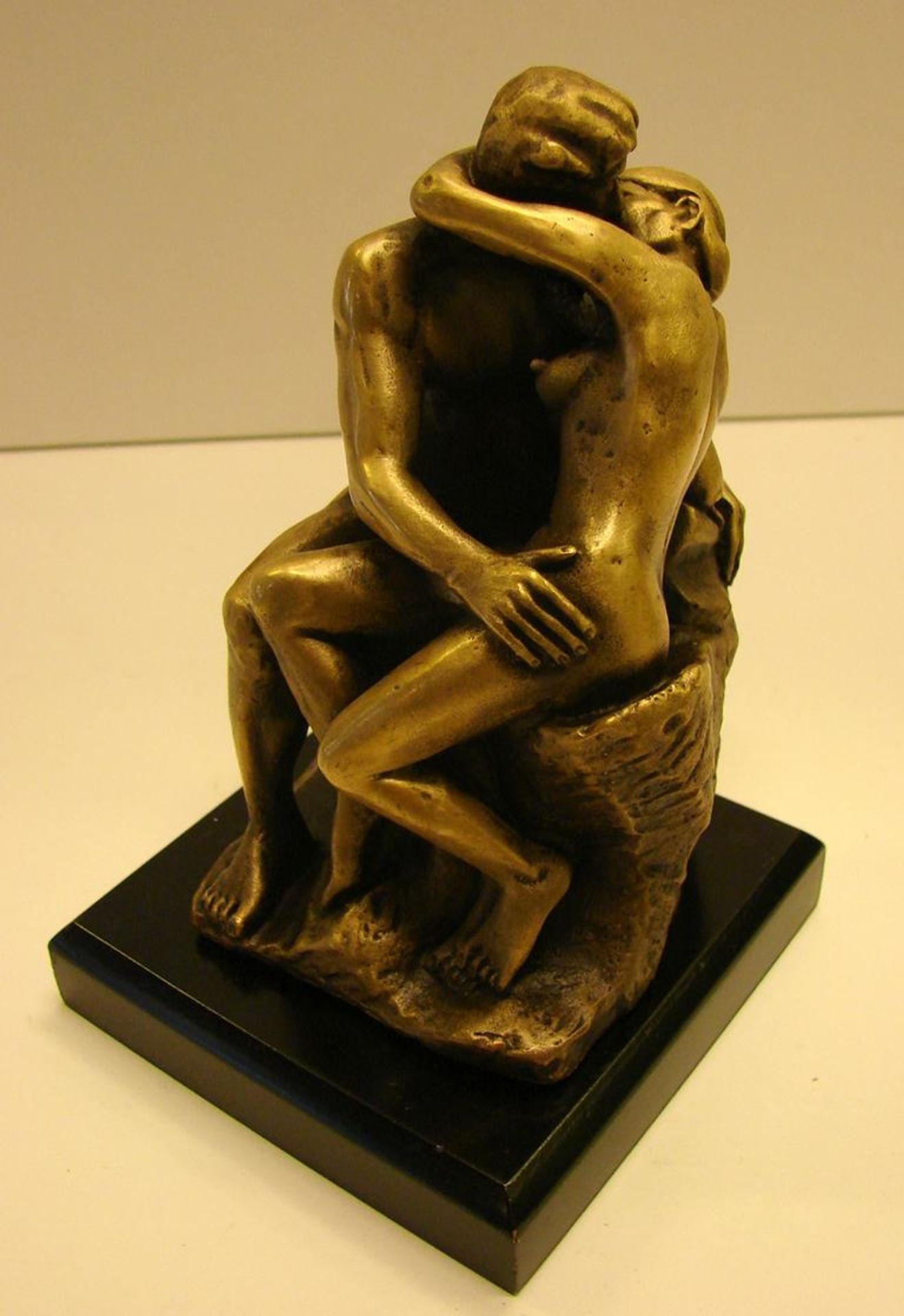 AUGUST RODIN (1840-1917), "Der Kuss", Bronzeskulptur, Paar sitzend auf einem Sockel, Edition At ...