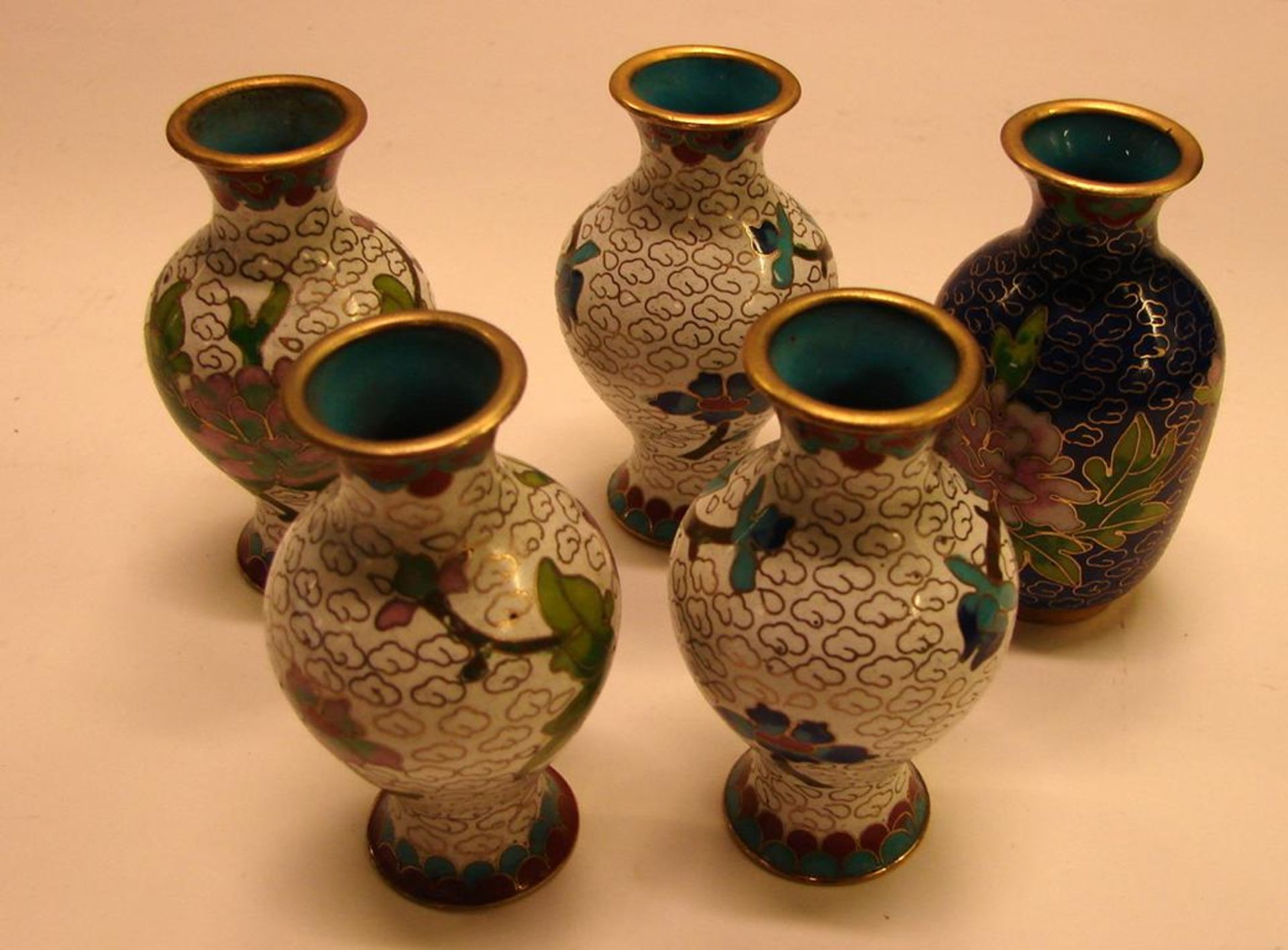 Cloisonné Vasen (5 Stück), verschiedene Höhen ca. 8 cm