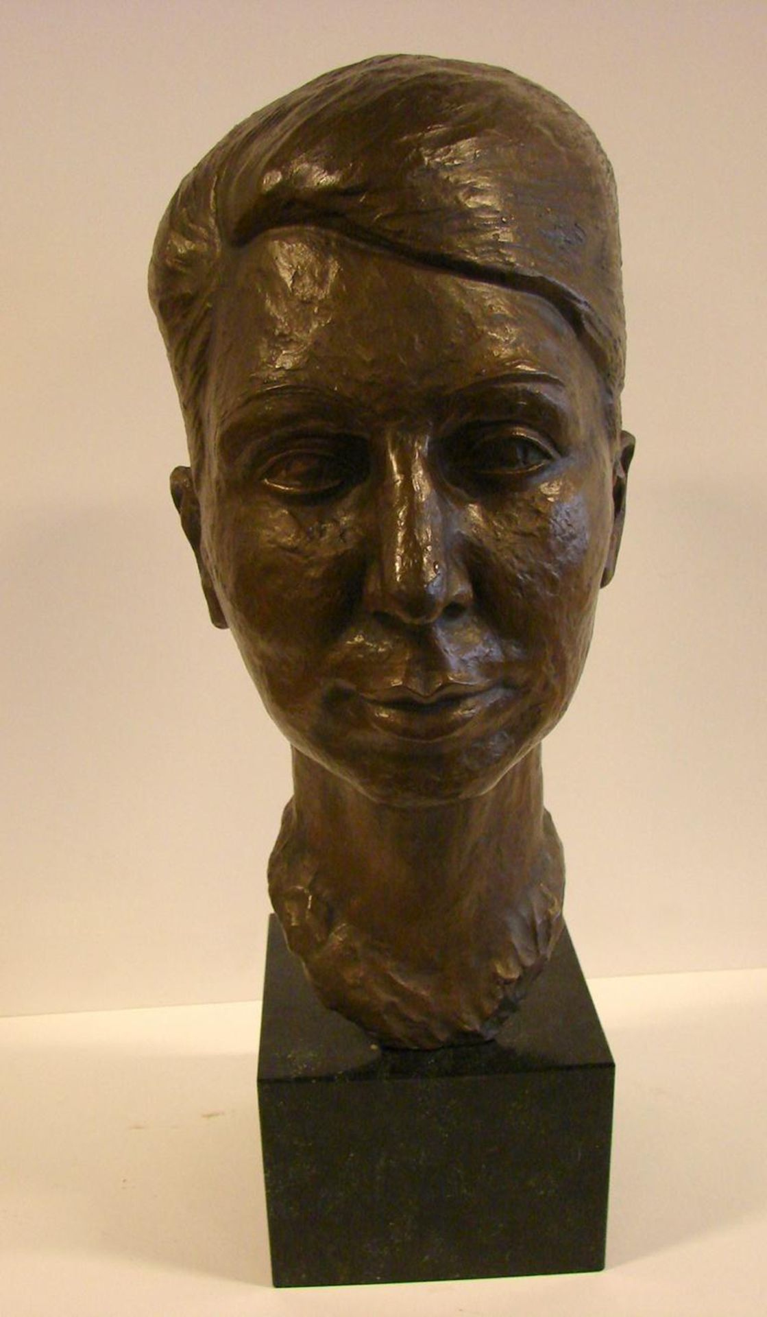 Frauenkopf, Bronze, auf Marmorsockel, ohne Signatur, Gesamthöhe ca. 50, Sockel 11 cm Kein