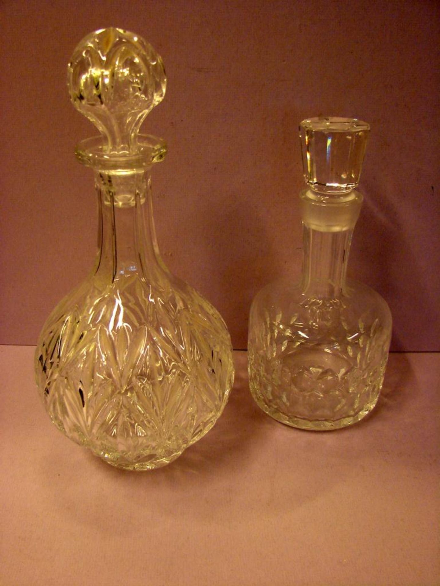 Paar Karaffen, Kristall, mit Stöpseln, Höhe ca. 23/30 cm