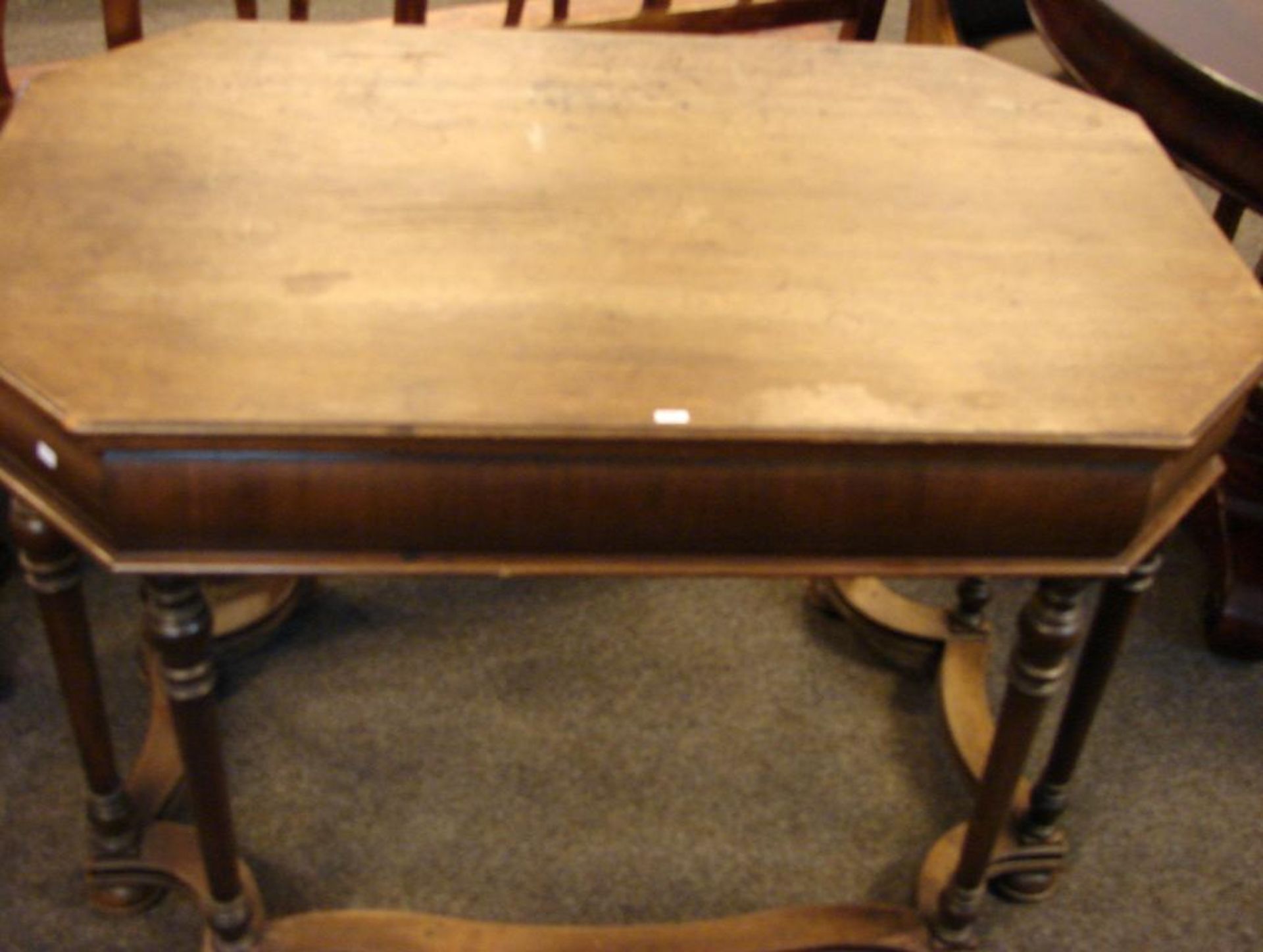 Tisch, abgerundete Ecken, 2 Schubladen, Eiche?, H.ca. 79, B. 111, T. 71 cm