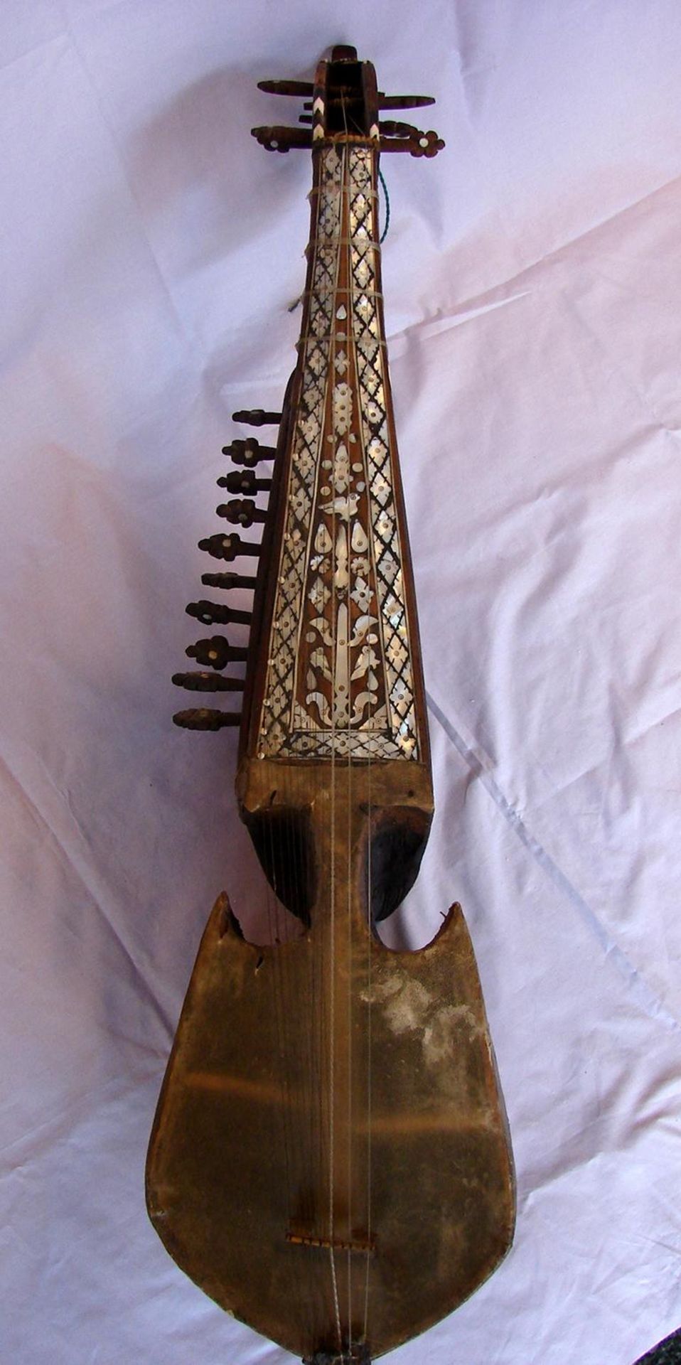 Seiteninstrument, Einlegearbeiten, L. ca. 87 cm