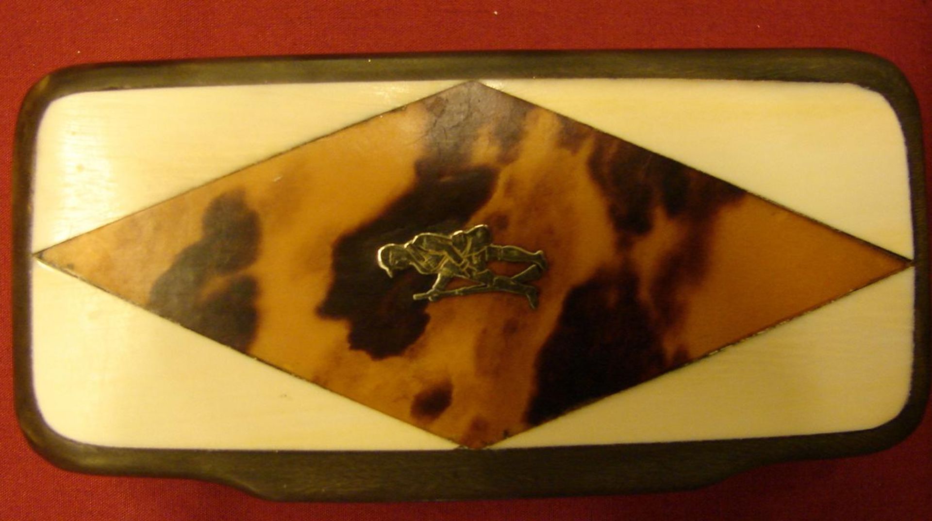 Dose, rechteckig, Bein / Horn, mit kleiner Silberfigur im Deckel, H.ca. 3, 10x5 cm - Bild 2 aus 3
