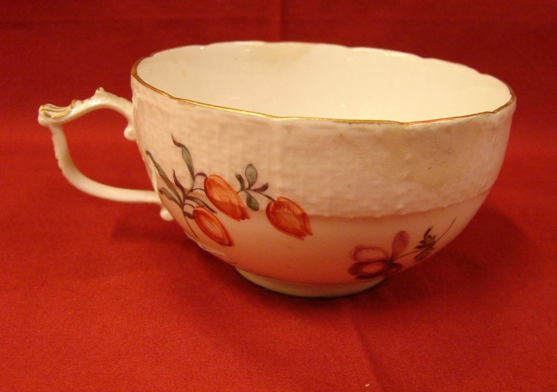 Kleine Tasse, Meissen, Blumendekor, Klebestellen am oberen Rand, ohne Schleifstriche