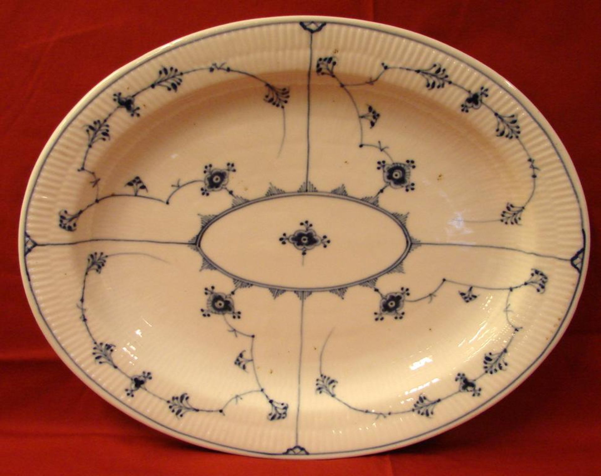 Platte, oval, Royal Copenhagen, ca. 41,5 x 33 cm, kleine Brandflecken