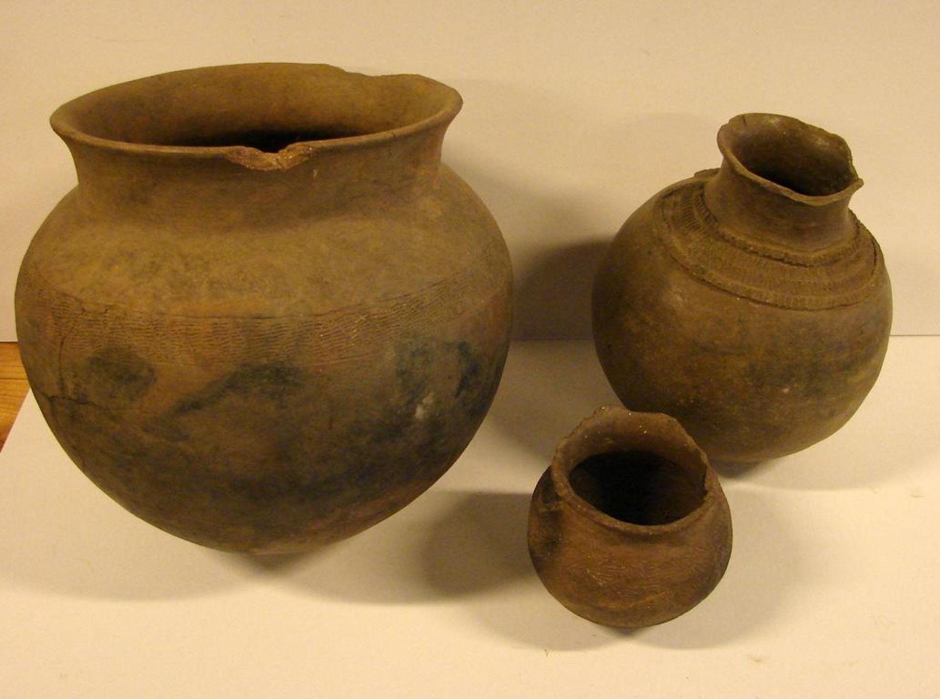 3 Keramiktöpfe, 18. Jhd., verschiedene Größen, H. ca. 10, 28, 30 cm