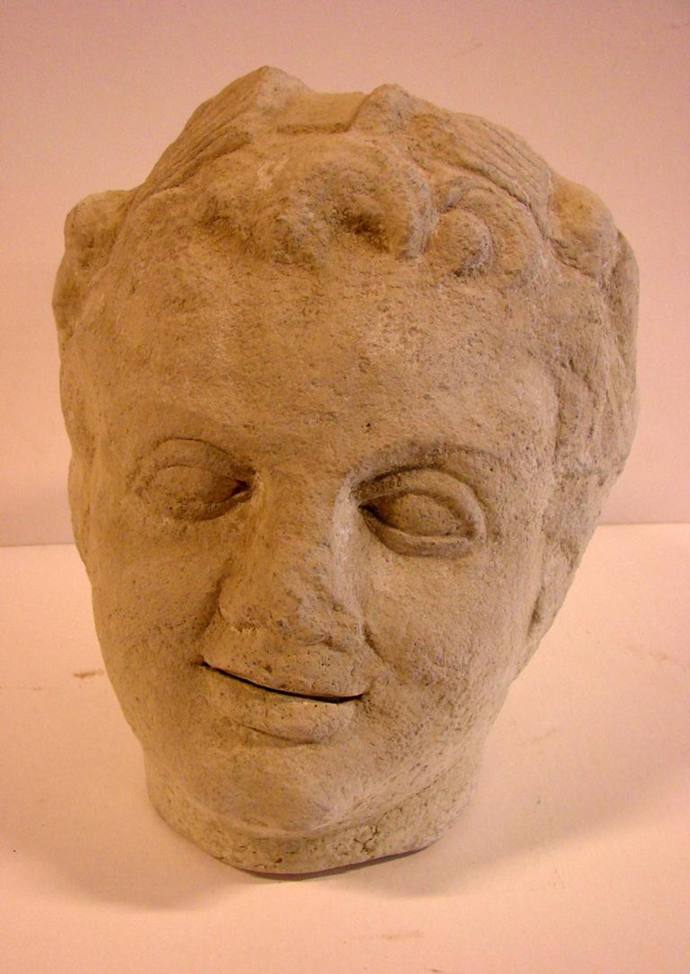 Satyr-Kopf, lächelnd, Stein?, Replikat eines Steinpfeilers einer römischen Villa, Höhe ca. 23 cm