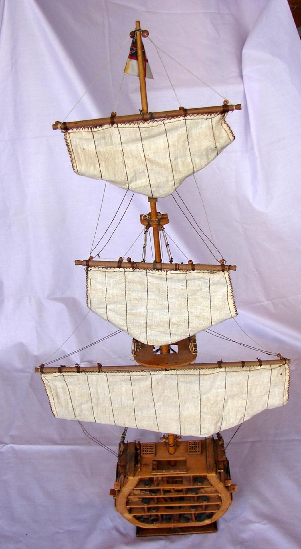 Kleines Holzsegelmodellschiff, Dreimaster, L.ca. 26 cm und Querschnitt eines Decks, eines - Bild 3 aus 4