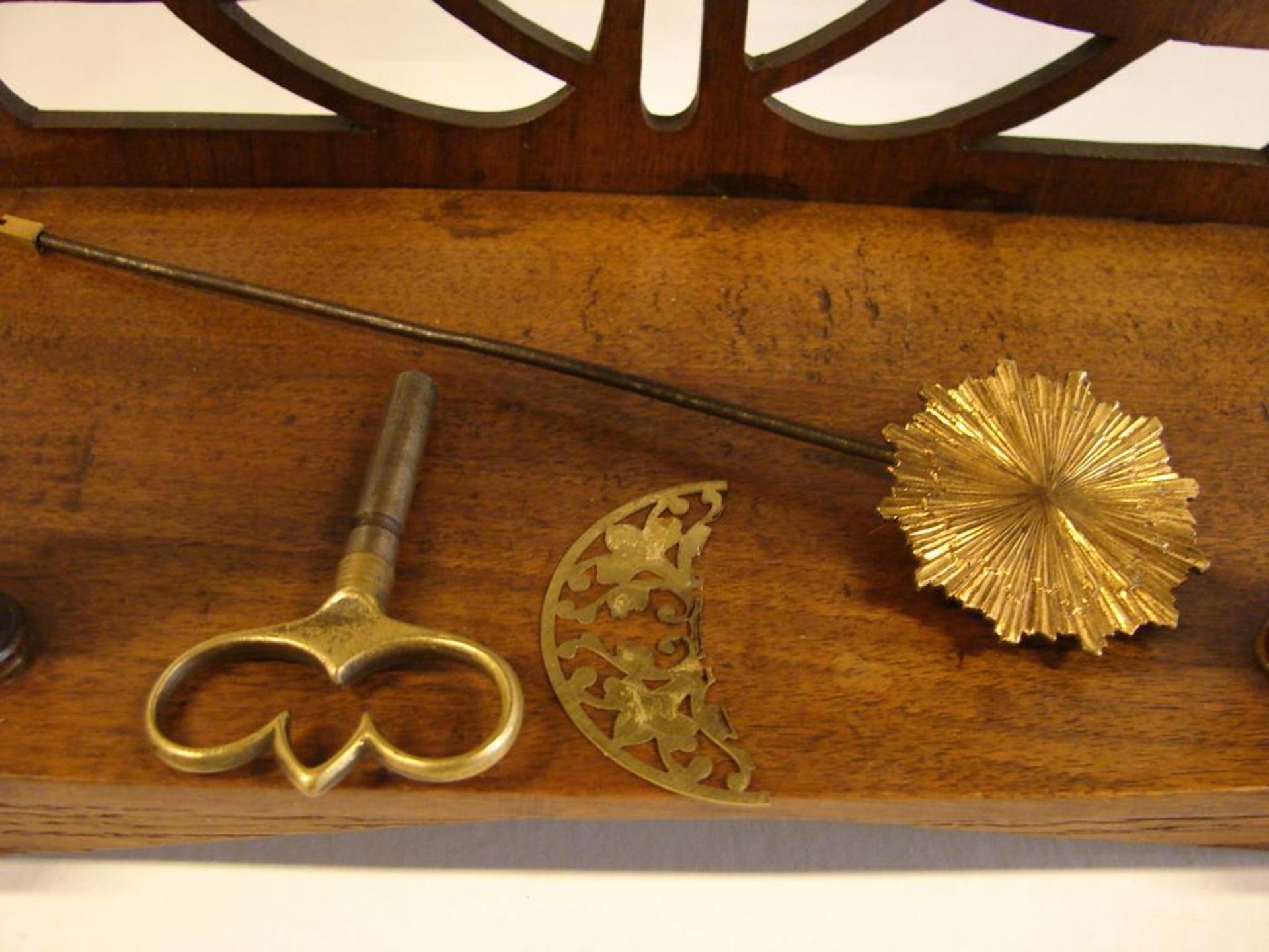 Tischuhr, Biedermeier, mit Pendel/Schlüssel, Höhe 49 cm (laut Einlieferer funktionstüchtig) - Bild 3 aus 3