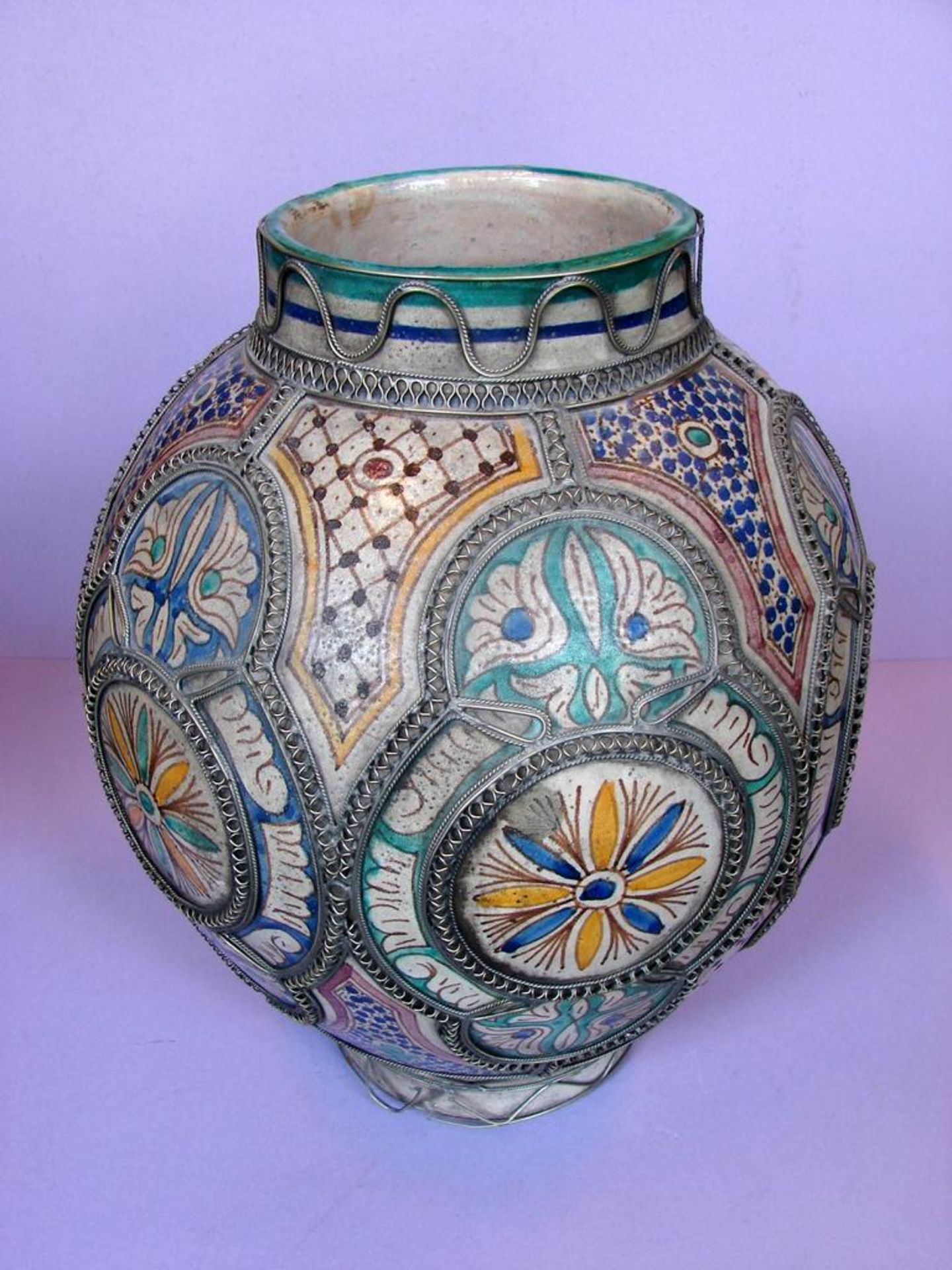 Vase, Metallverzierungen, blau/gelb/grüner Dekor, Höhe ca. 42 cm, leichte Glasurabplatzung am Rand