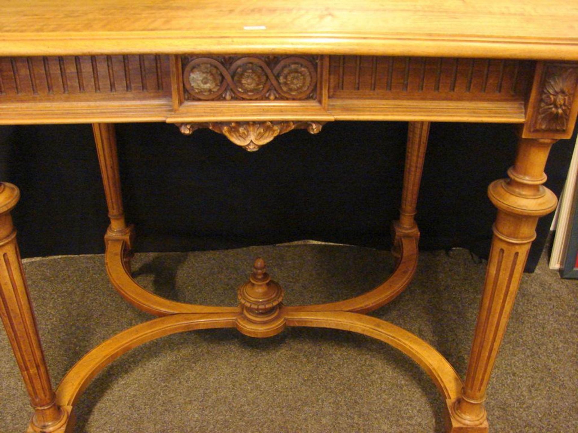 Nußbaumtisch, mit abgerundeten Ecken, Fußstrebe, H. ca. 76, B. 100, T. 68 cm - Bild 2 aus 4