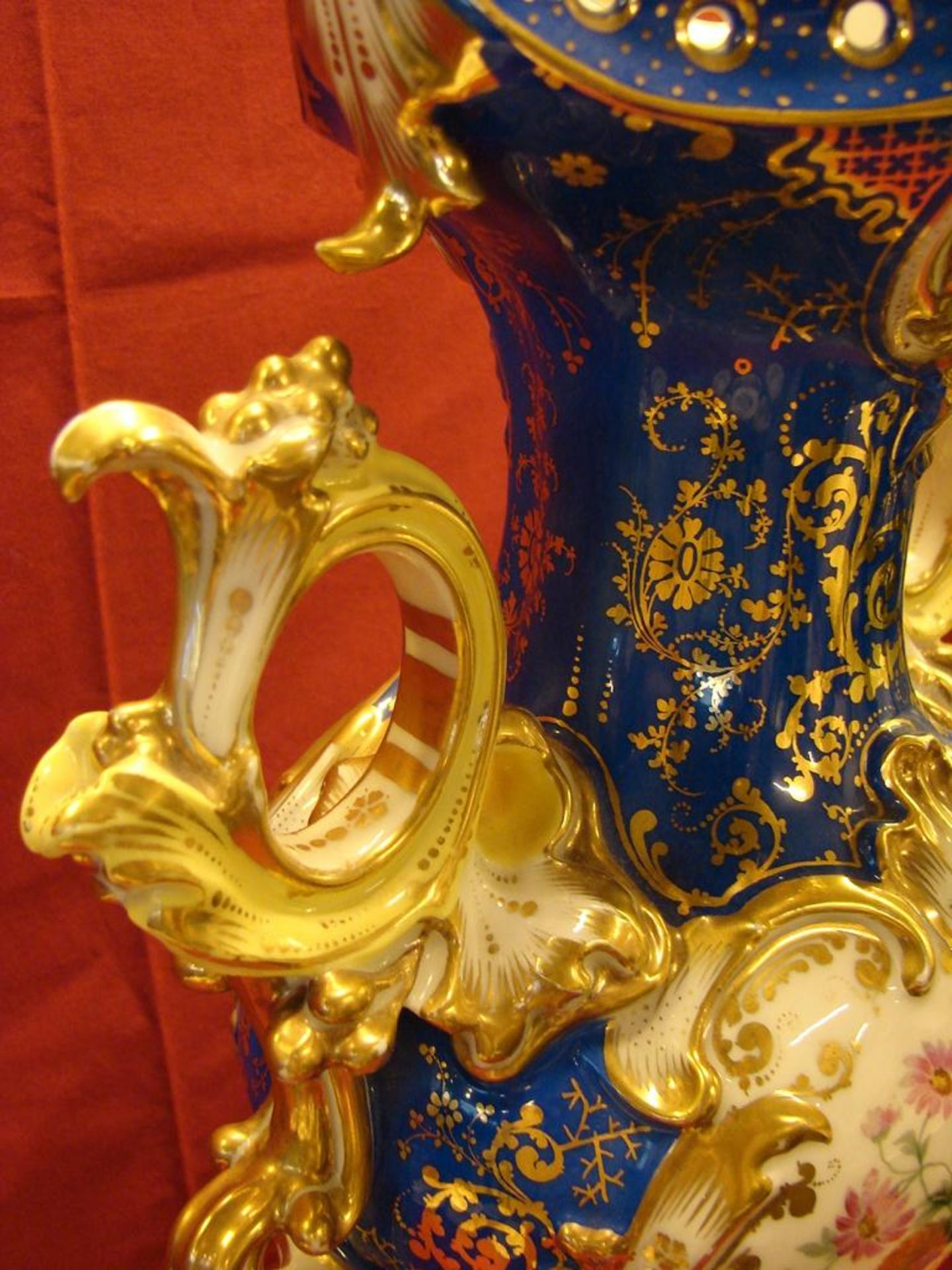 Prunkvase, Blumendekor, Goldbemalung, leichter Goldabrieb, ohne Manufakturangabe, H.ca. 52 cm - Bild 3 aus 4
