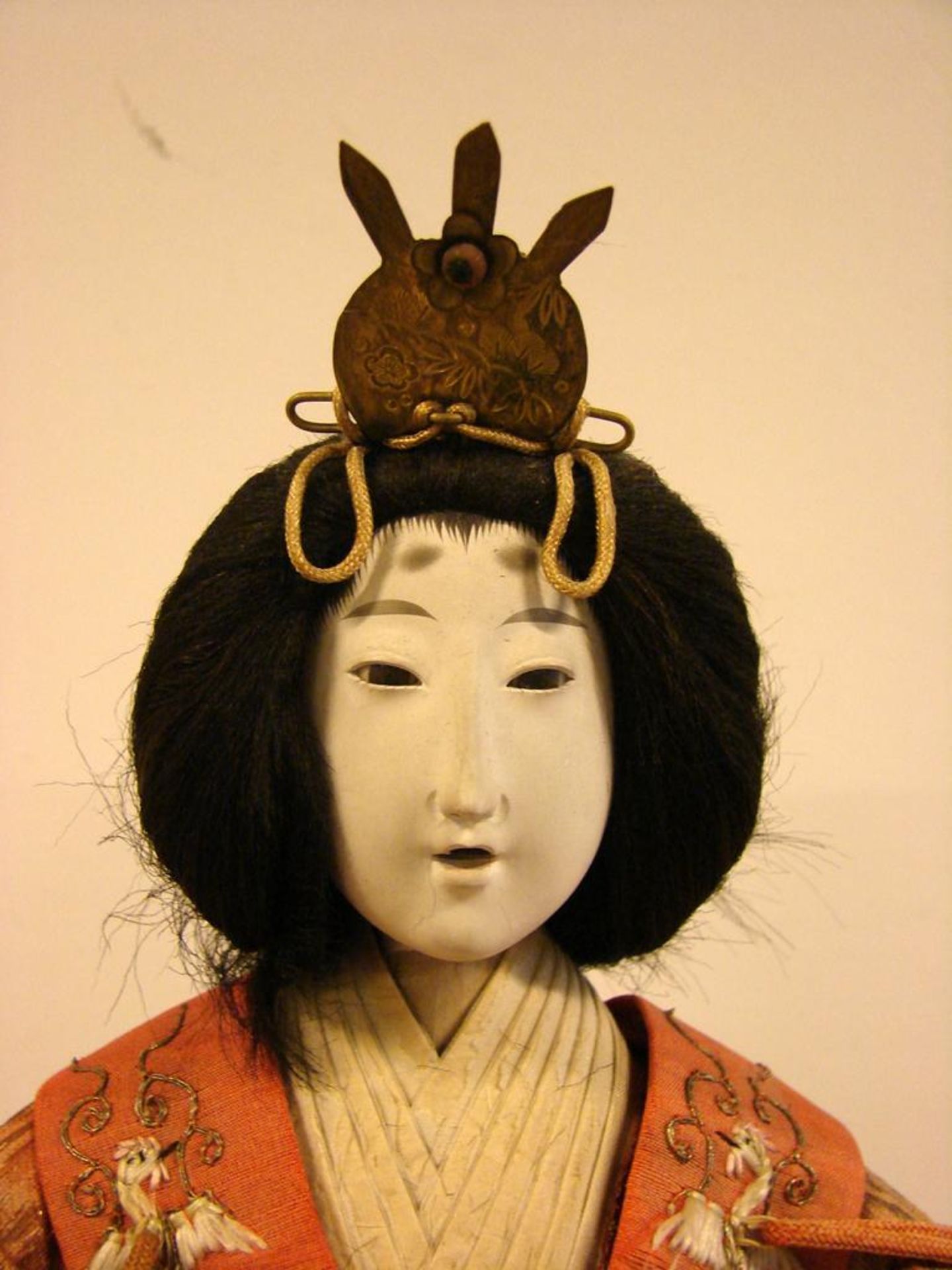 Hina Puppen, auf tatami-Sockel, auf Bastkissen, Stoff, Papier,Glasaugen?, Japan, aufwendige Kle ... - Bild 2 aus 2