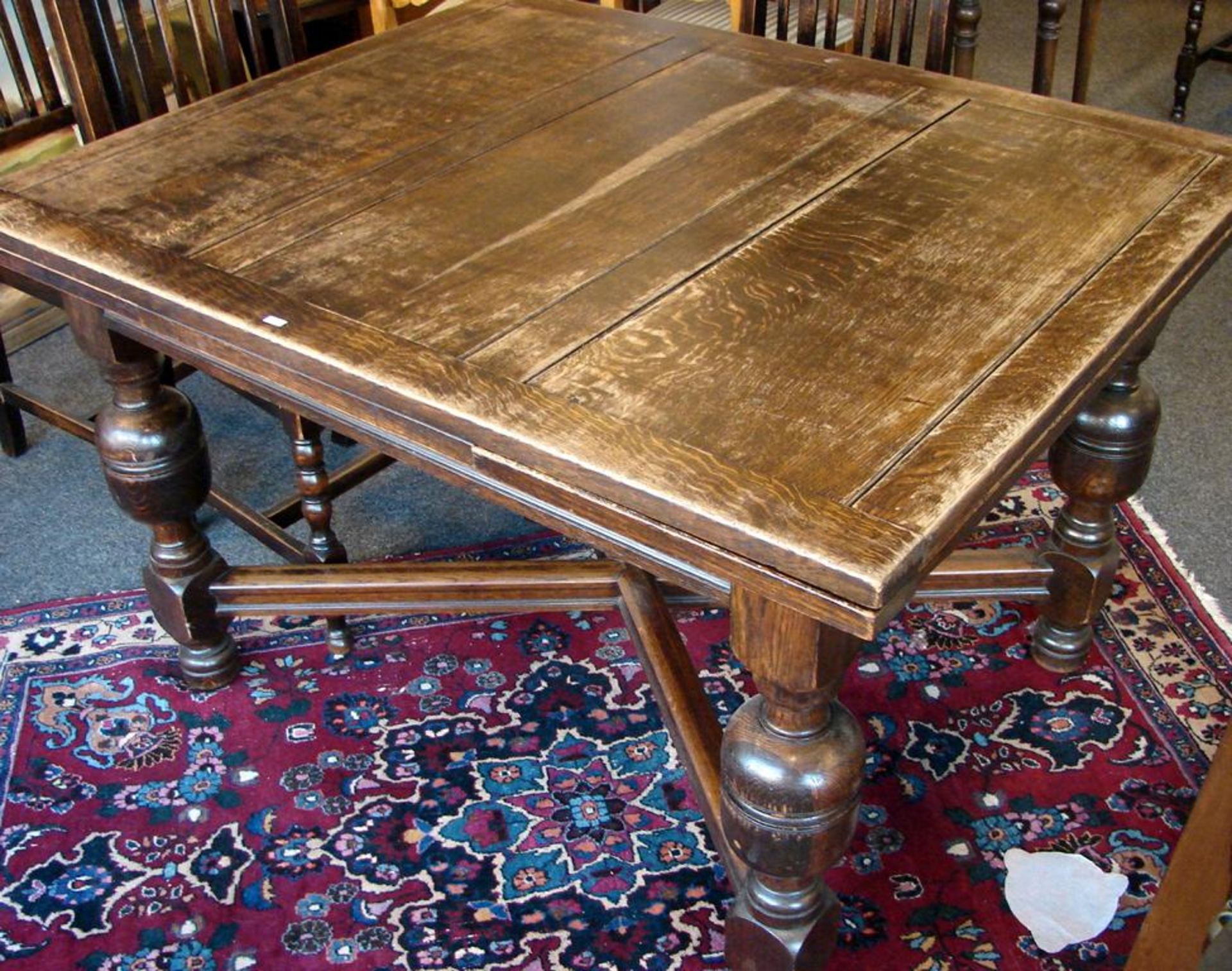Tisch, Eiche, 2 ausziehbare Seitenteile, ca. H. 76, B121 (197), T. 98 cm, mit 2 Armlehnstühlen und