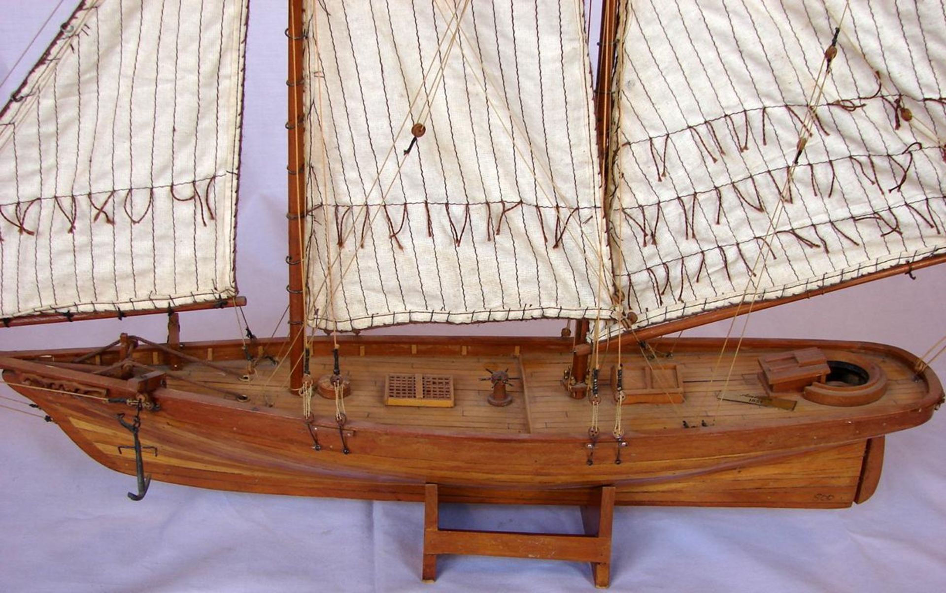 2 Holzsegelmodellschiffe; Dreimaster, "Cutty Sark 1870", L.ca. 86 und "America 1851", L. 62 cm, - Bild 2 aus 4