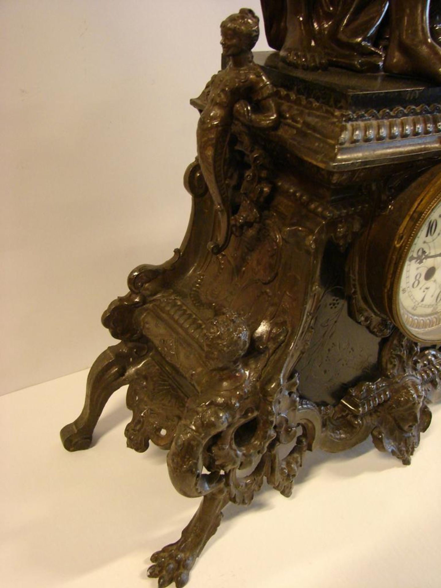 Tischuhr, wohl Frankreich, Figurendarstellung, Hohlguss, original Uhrwerk vorhanden, wohl - Bild 4 aus 7