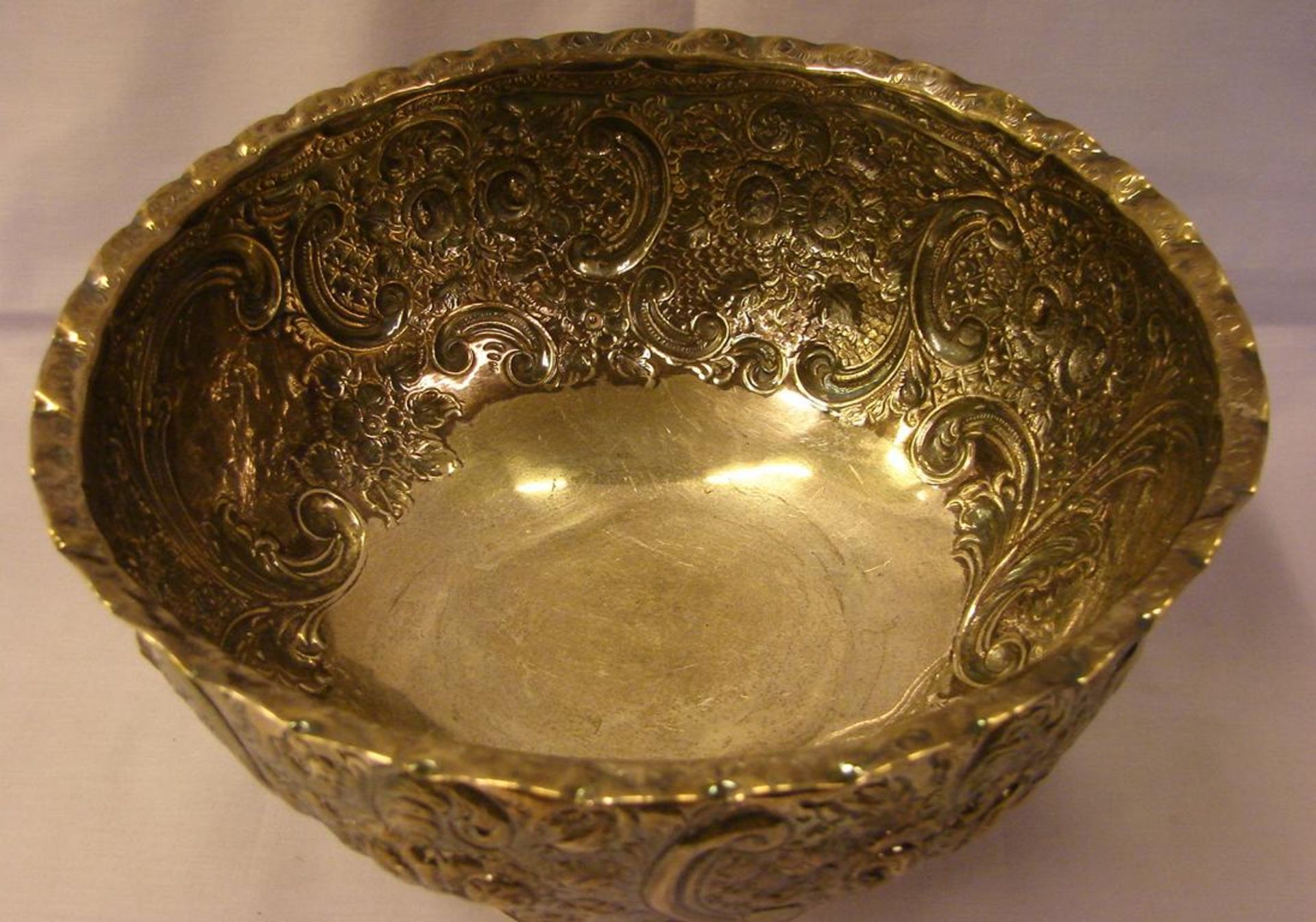 Bowle, auf Fuß, reich verziert, datiert 1904, Monogrammiert, Plated, Dm. Ca. 25, H. 16 cm - Bild 2 aus 3