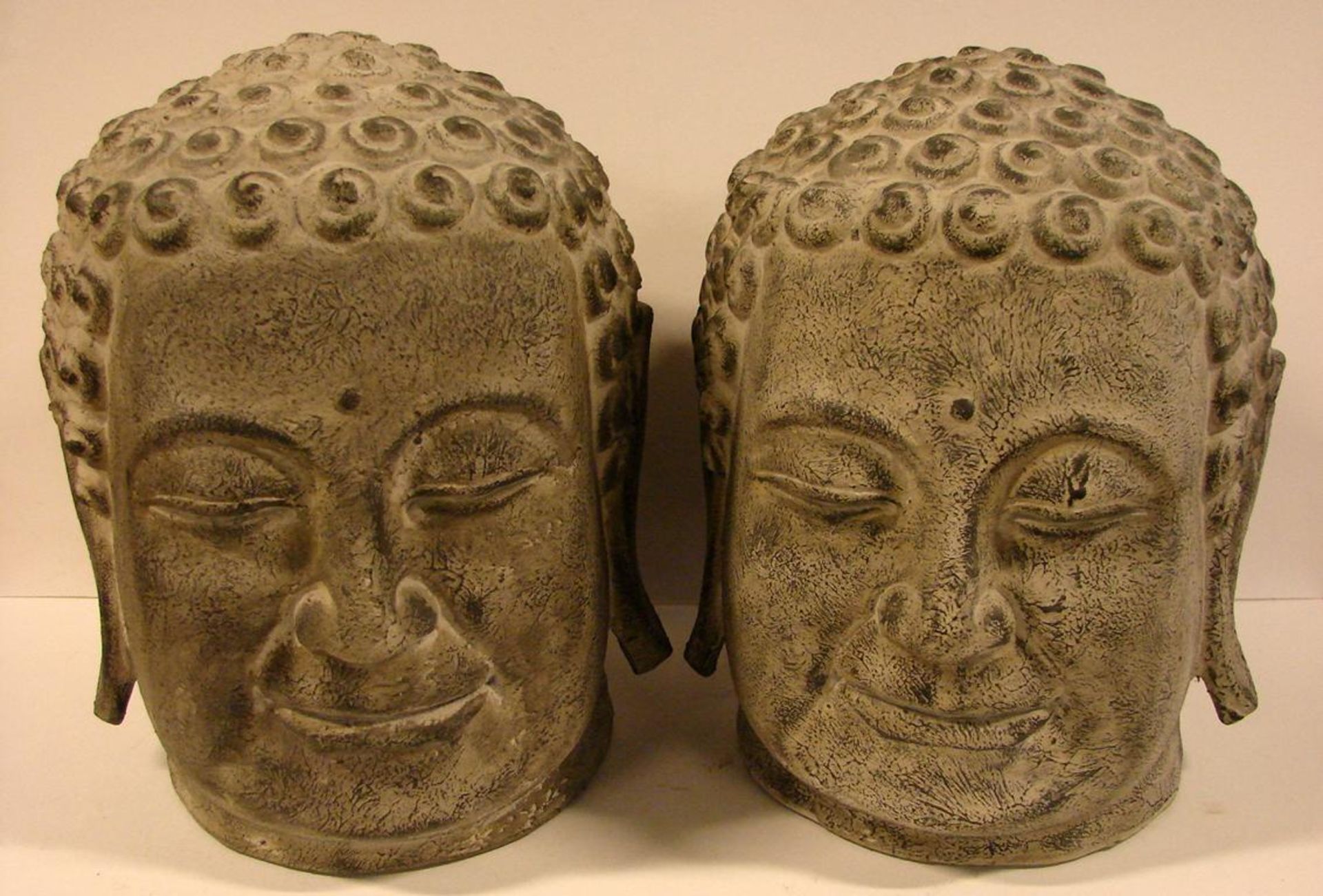 Paar Buddhaköpfe, Tonarbeit, Höhe ca. 34 cm, neuzeitlich