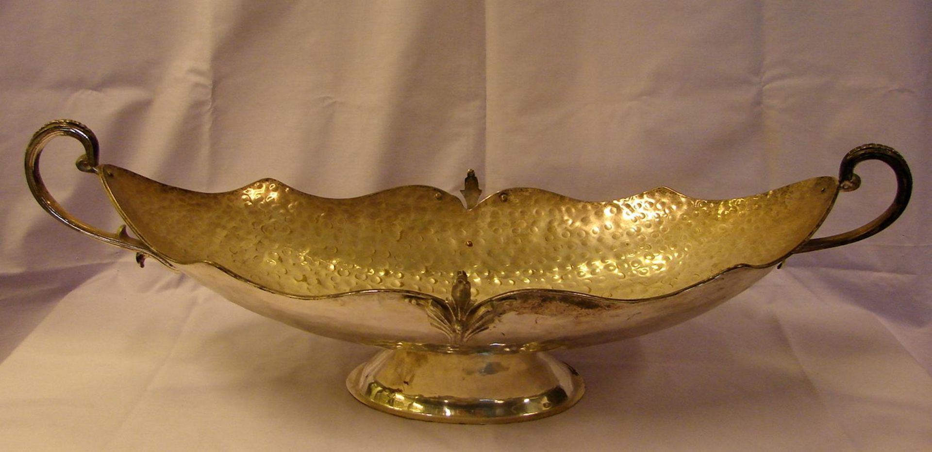 Schale, oval, auf Fuß, seitliche Griffe, gehämmert, Plated, ca. 70 x 30 cm