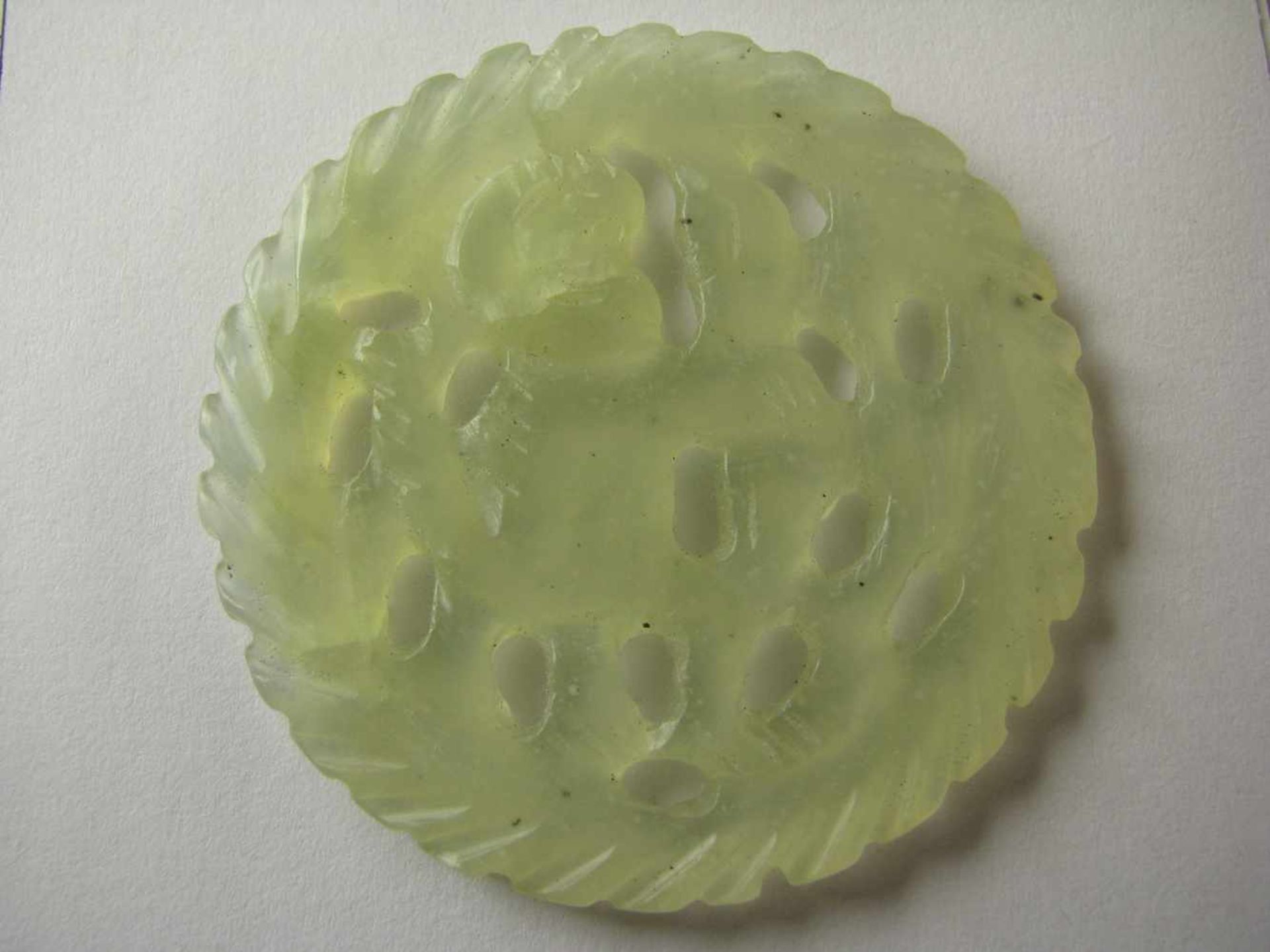 Jade-Scheibe, grünliche Jade beschnitzt, 0,5 x 5,5 cm.<