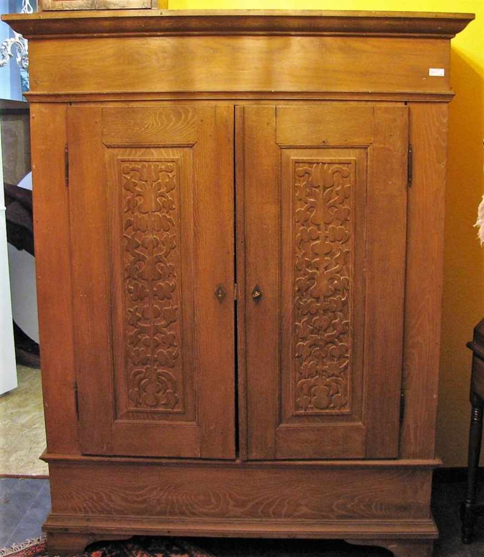 Schrank, Norddeutsch, um 1800, Eiche, 2-türig, 183 x 147 x 59 cm.<