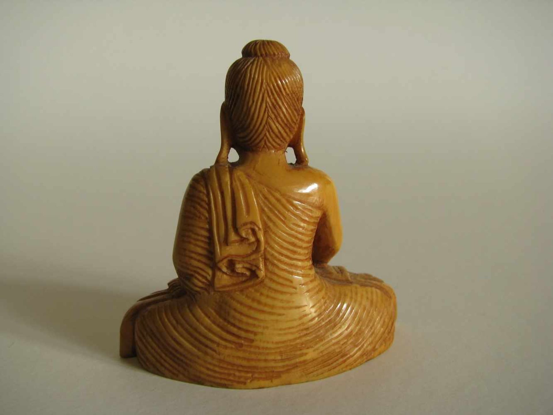Sitzender Buddha, wohl Ceylon, 19. Jahrhundert, Elfenbein beschnitzt, 5,5 x 5,5 x 2,4 cm. - Bild 2 aus 2