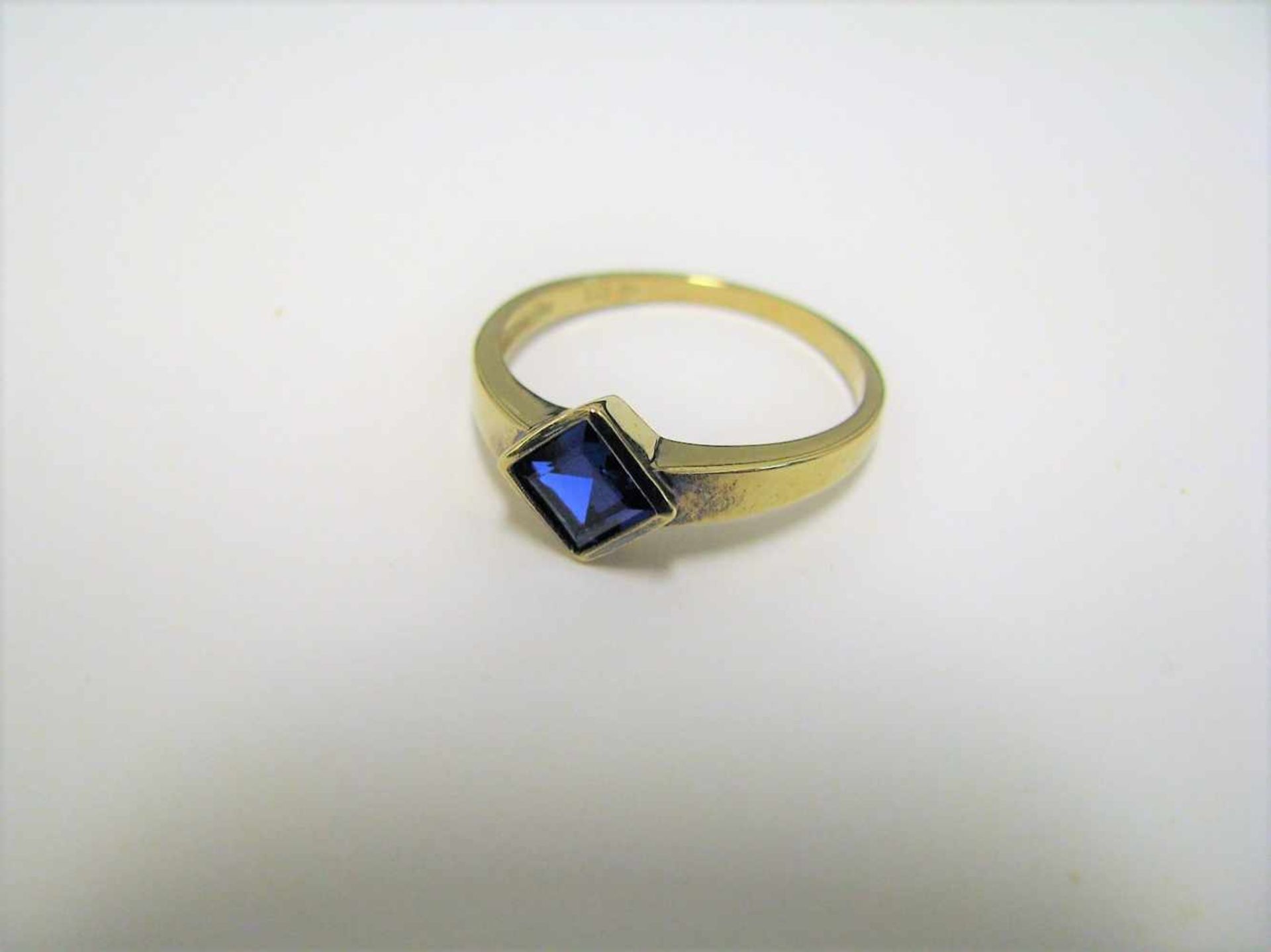 Damenring, blauer, geschliffener Stein, 333er Gelbgold, gepunzt, 2,3 g, Ringgr. 56.