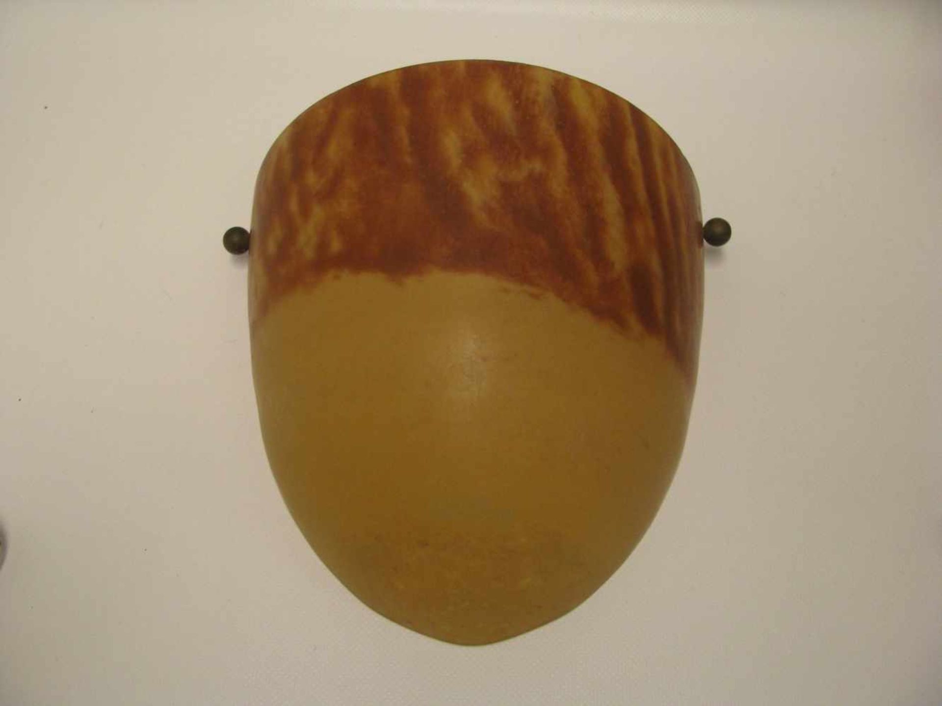 Wandlampe, Art déco-Manier, orange-bräunliches Überfangglas, 22 x 24,5 x 11,5 cm.<br