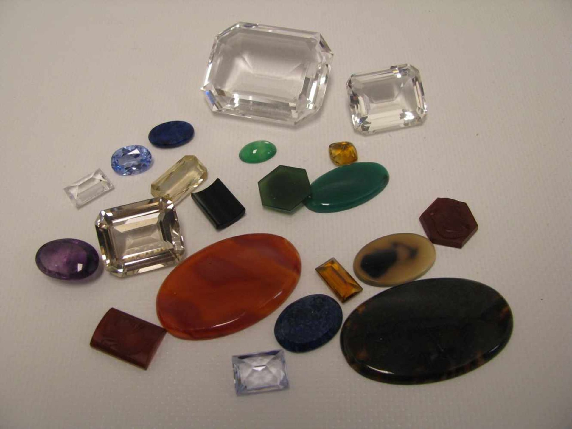 Konvolut diverser Edelsteine, u.a. Achat, Amethyst, Karneol, Lapislazuli.