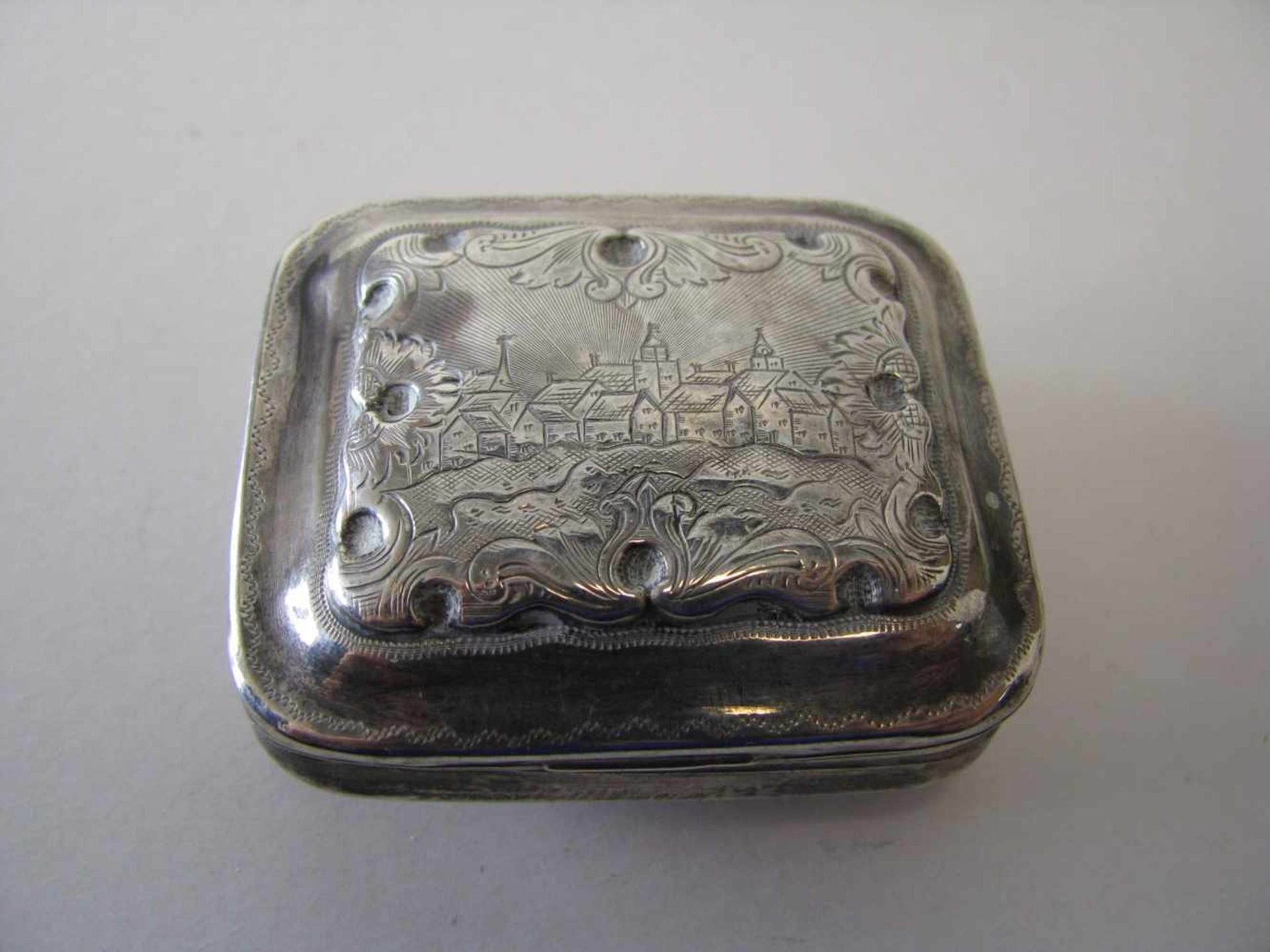 Schnupftabakdose, 1. Hälfte 19. Jahrhundert, 800er Silber, gepunzt, 15,9 g, 2 x 5 x 4,5 cm.<