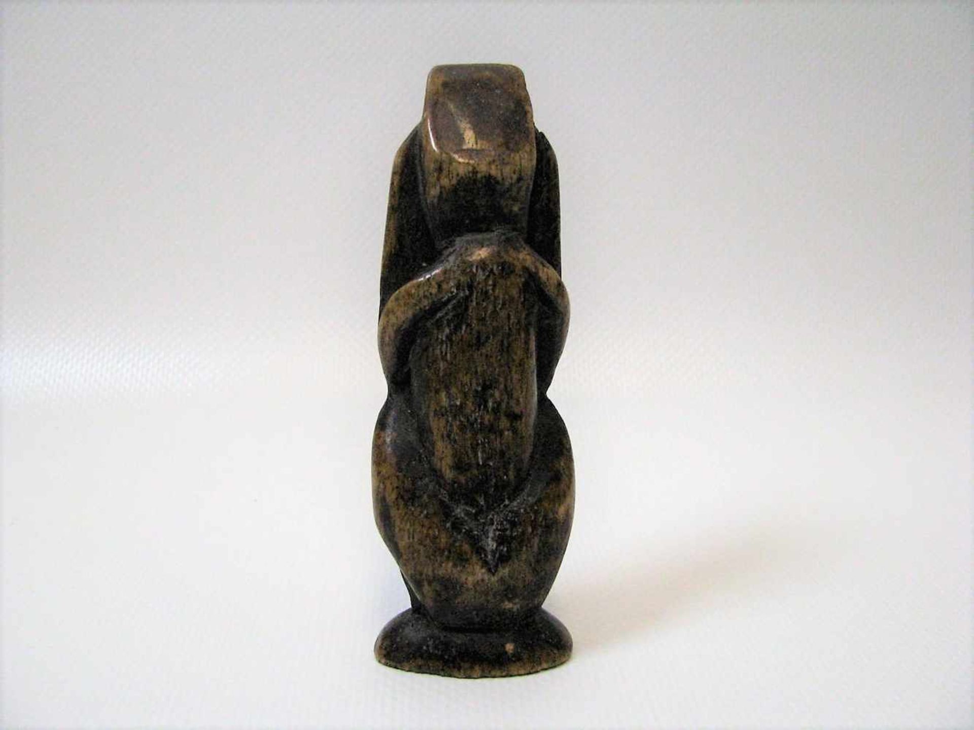 Hockender, antik, Bein beschnitzt, 10 x 3,5 x 2 cm. - Bild 2 aus 2