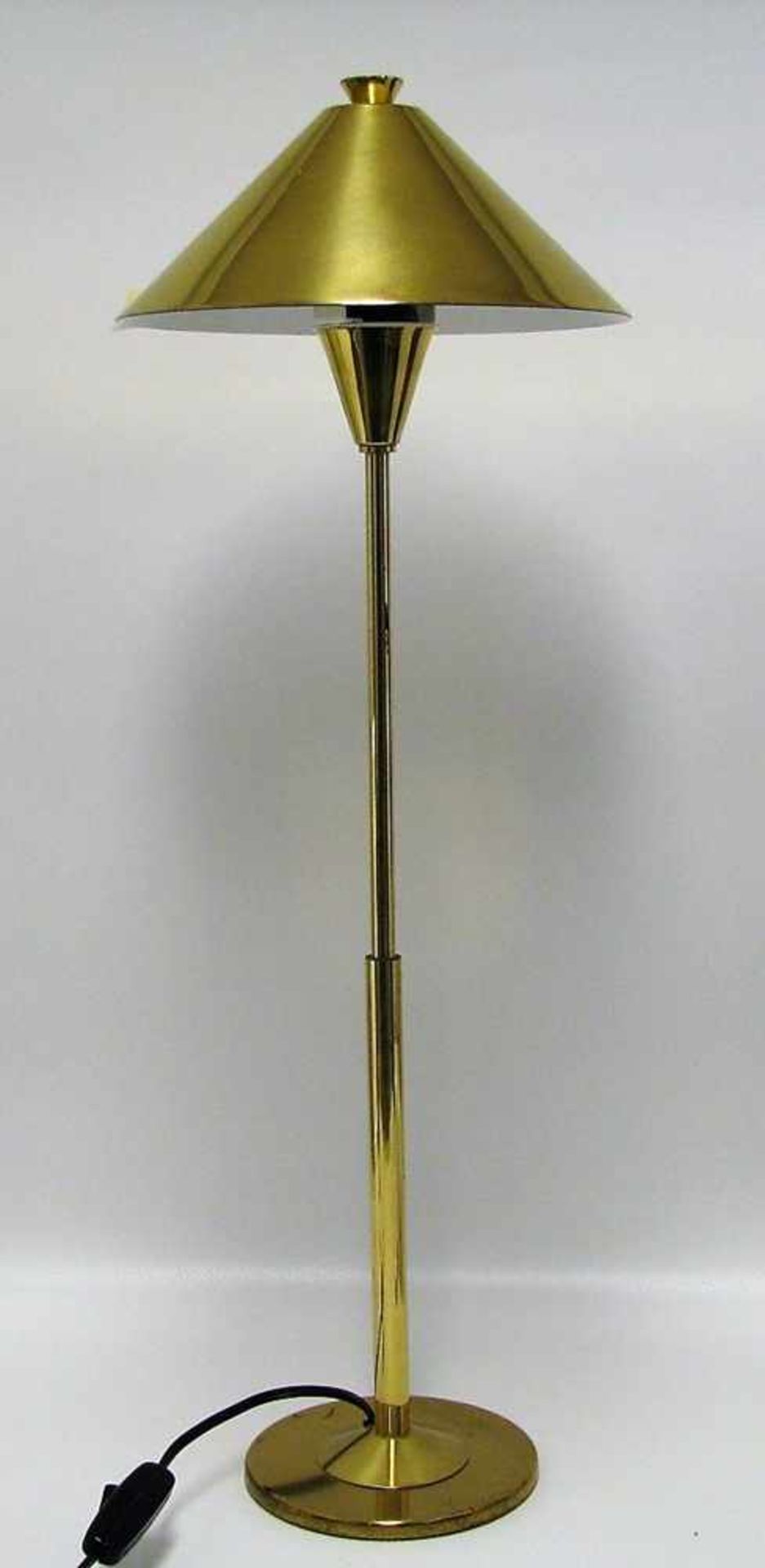 Designer-Tischlampe, 1970er Jahre, Messing, einflammig, h 59 cm, d 20 cm.