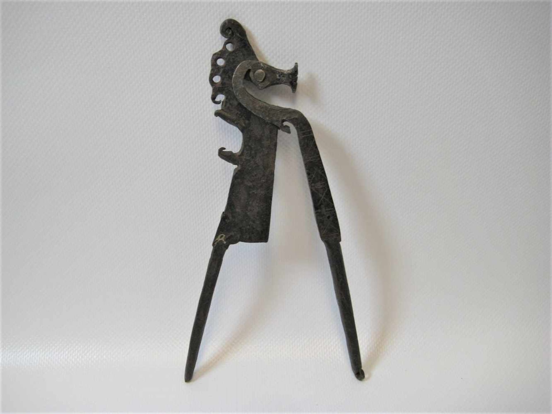 Betelnuss-Schere, Indien, 18. Jahrhundert, Eisen geschmiedet, l 19,5 cm, d 4,5 cm. - Bild 2 aus 2