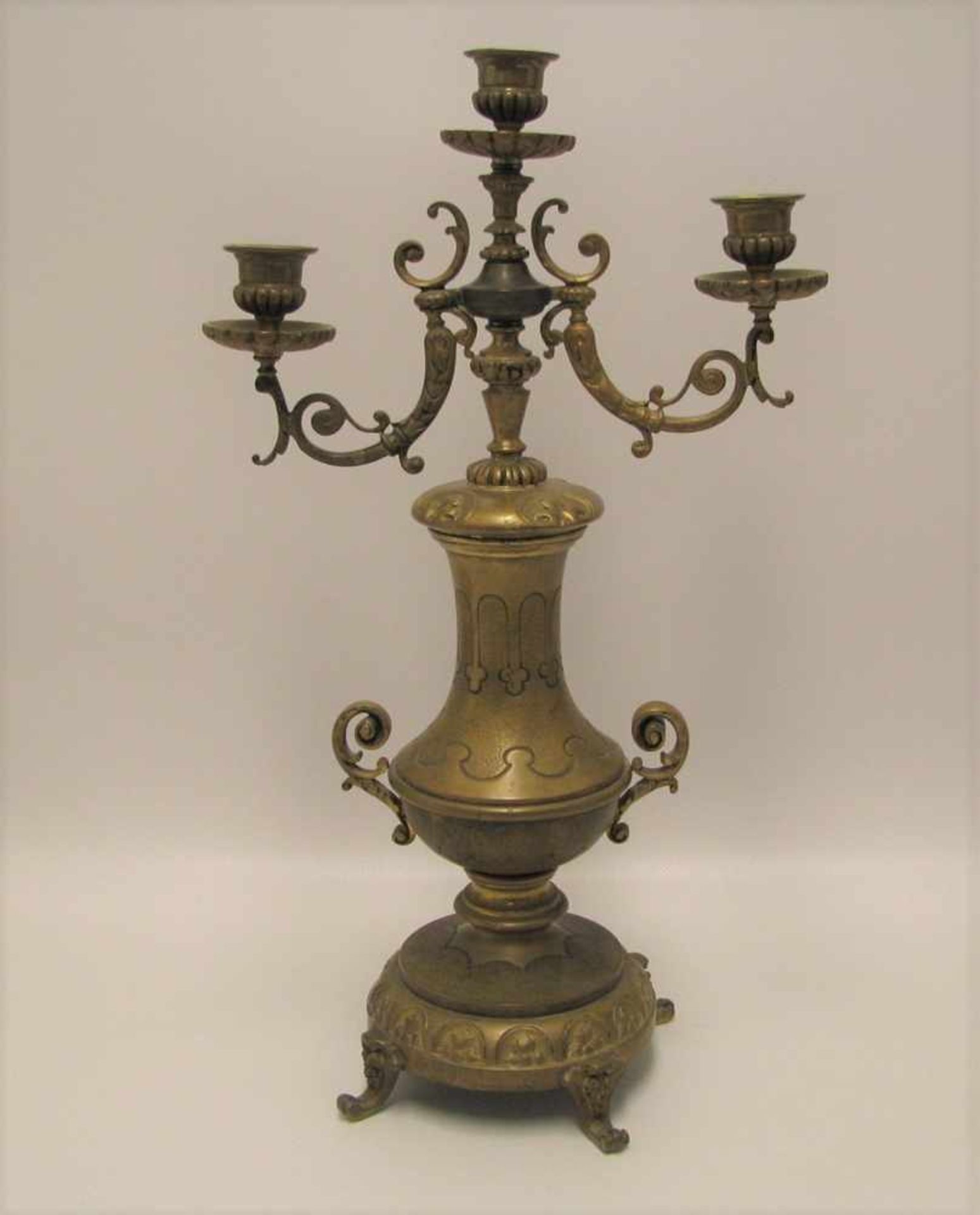 Kerzenleuchter, Historismus, um 1880, Bronze und Messing, 3-flammig, h 42 cm, d 24 cm.