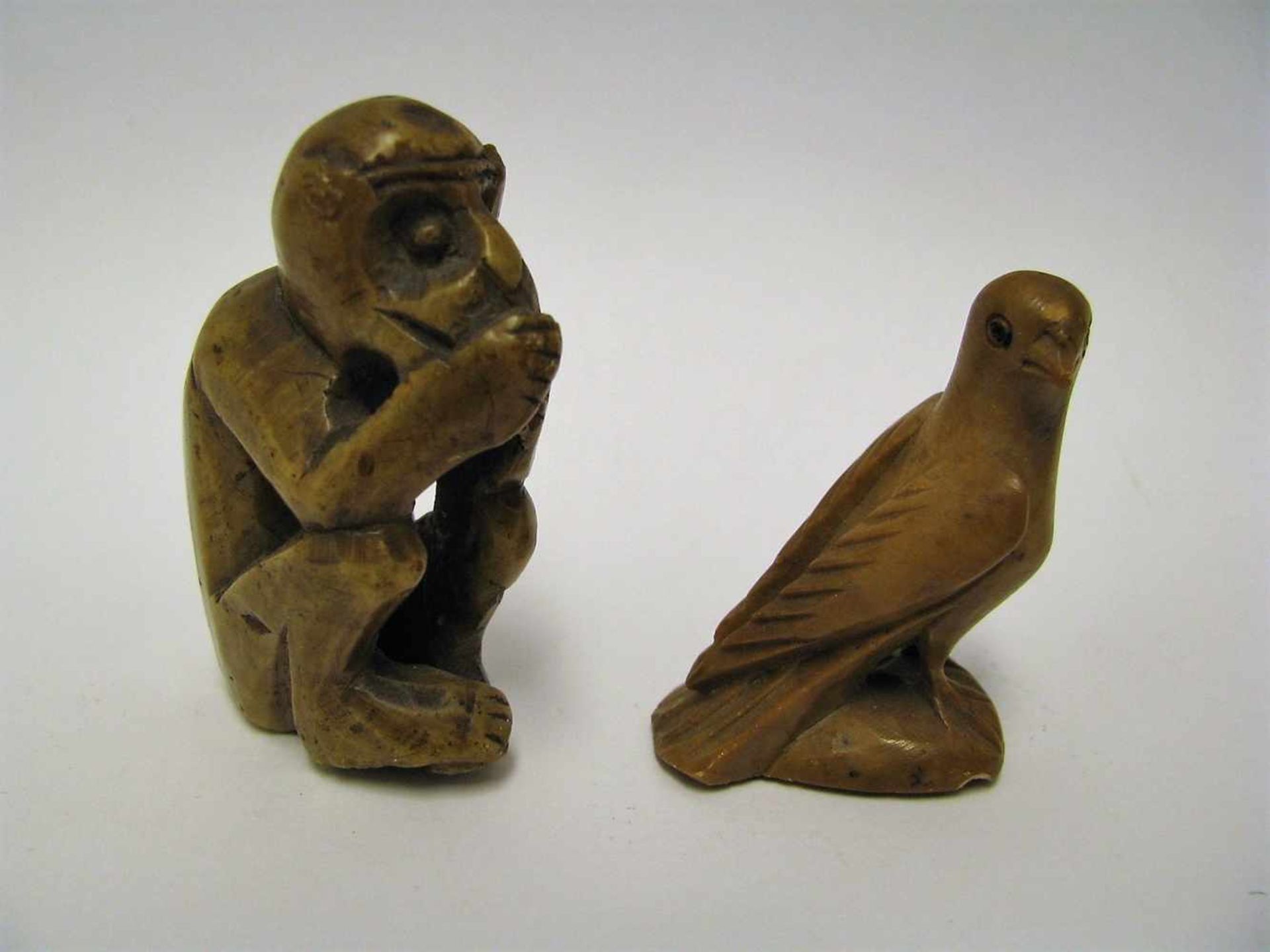 2 Specksteinfiguren, China, Affe und Vogel, beschnitzt, h 4/5,5 cm.